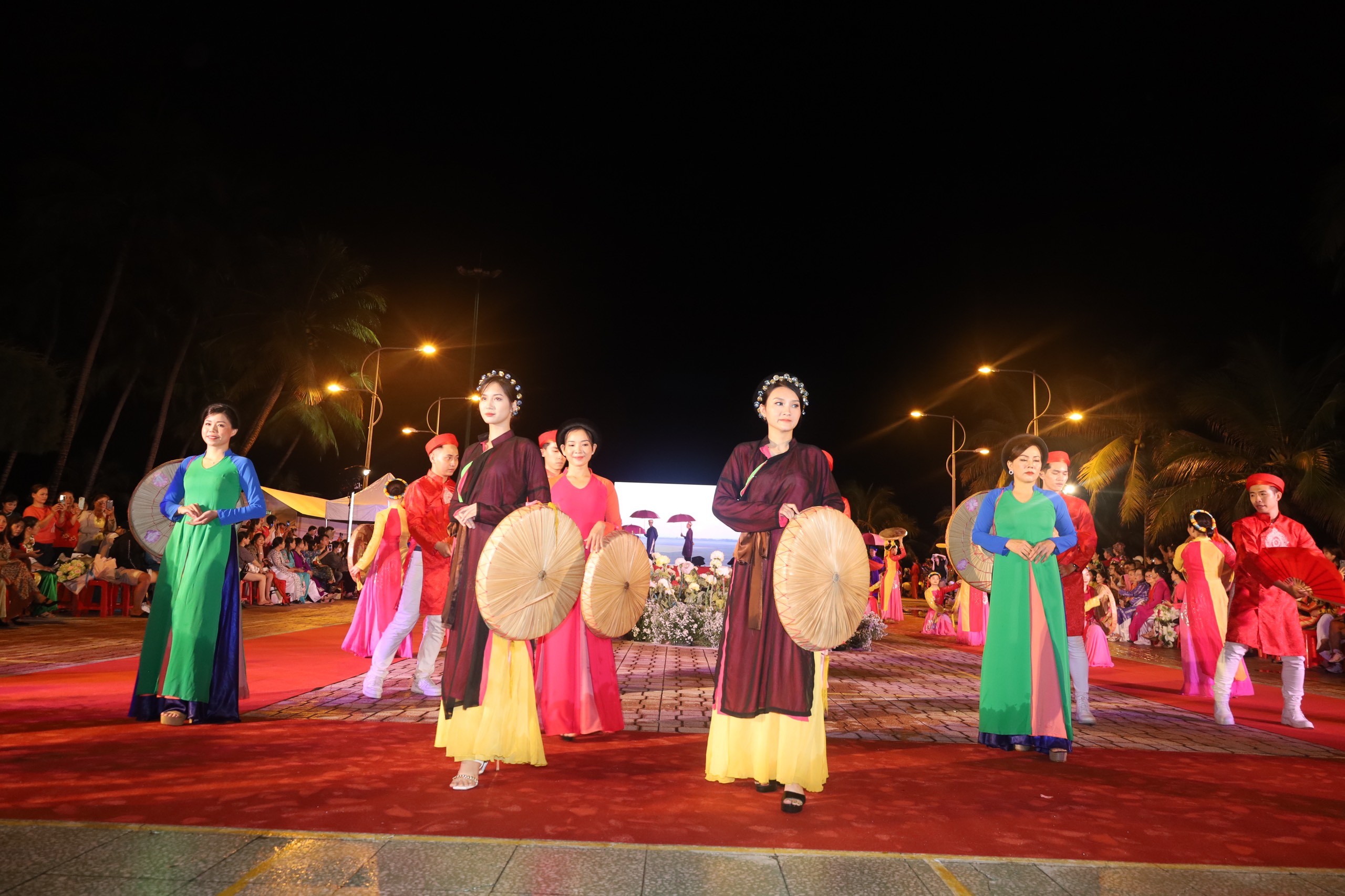 Dân sinh - Mãn nhãn với màn trình diễn gần 600 bộ áo dài ở phố biển Nha Trang (Hình 3).