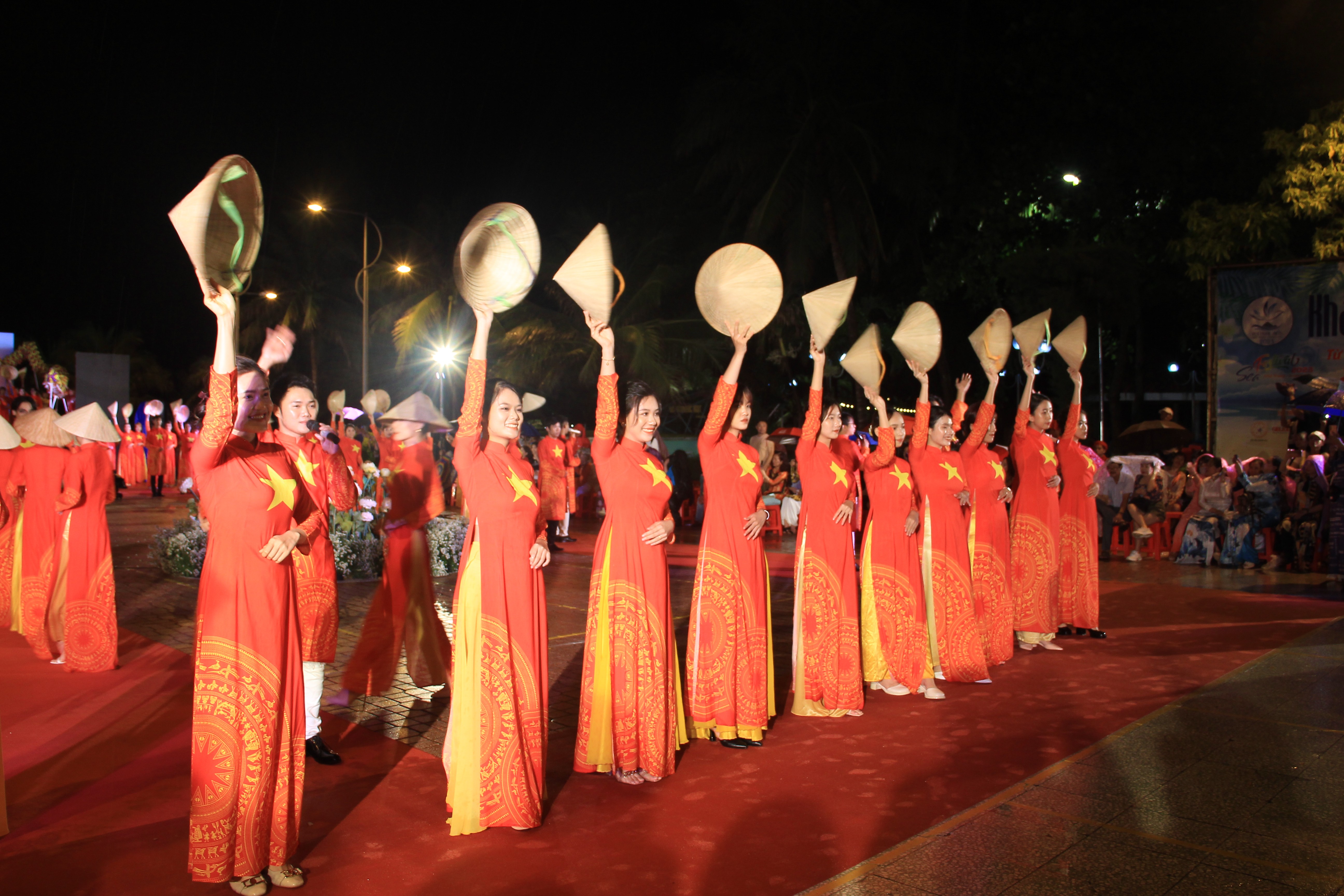 Dân sinh - Mãn nhãn với màn trình diễn gần 600 bộ áo dài ở phố biển Nha Trang (Hình 2).