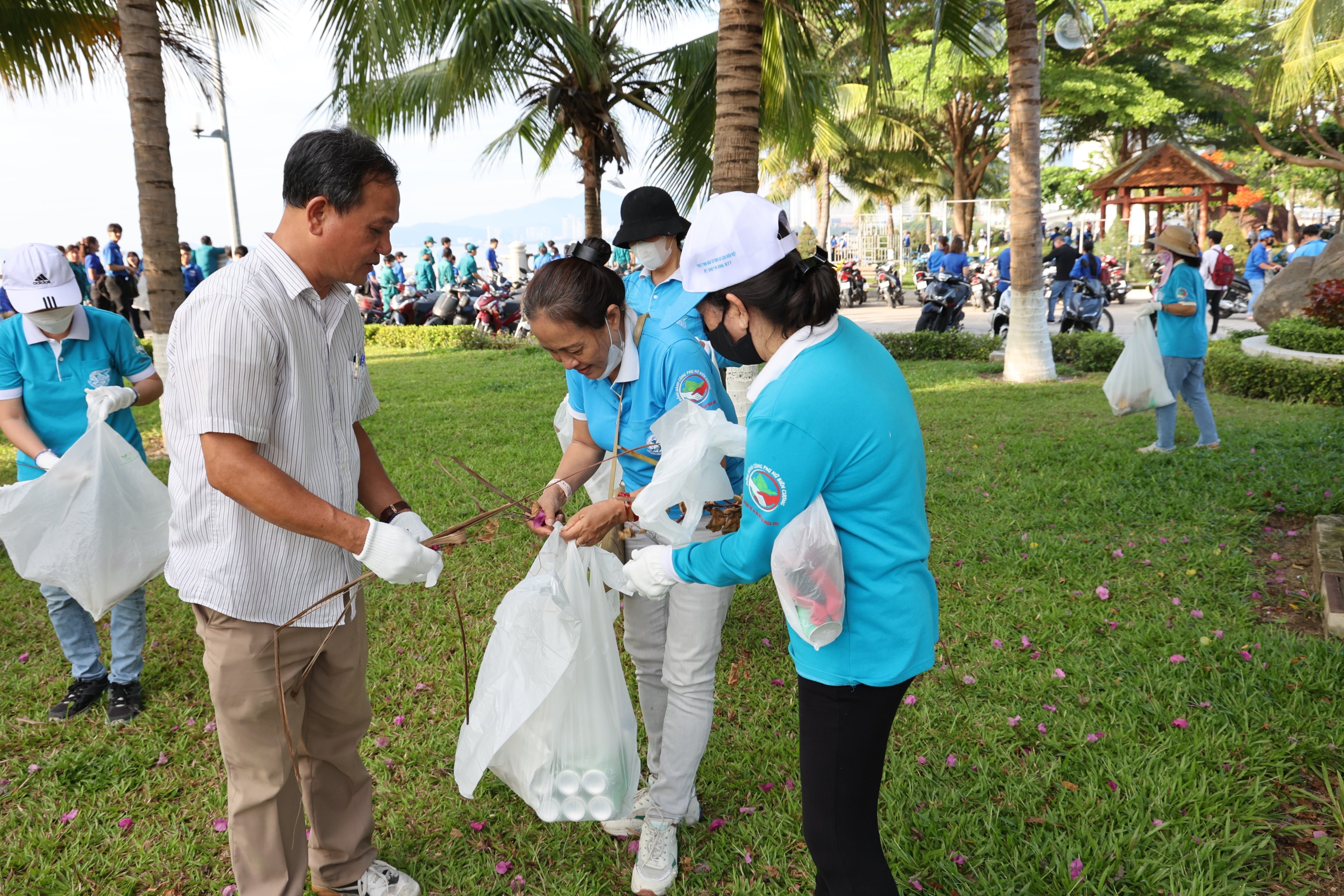 Môi trường - Đạp xe diễu hành, nhặt rác kêu gọi bảo vệ môi trường ở Tp.Nha Trang (Hình 2).