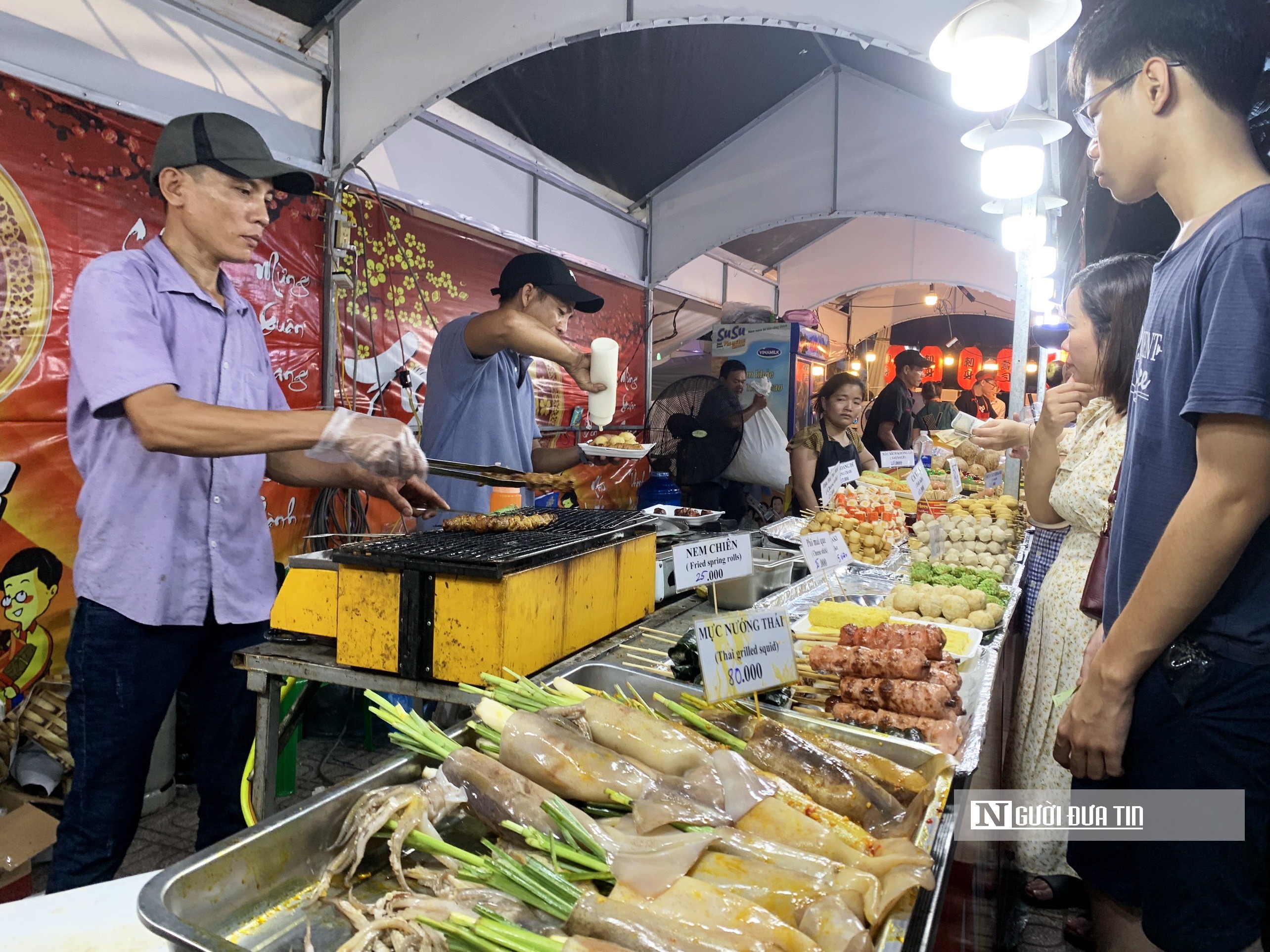 Dân sinh - Người dân, du khách ở Nha Trang thích thú thưởng thức món ngon 3 miền