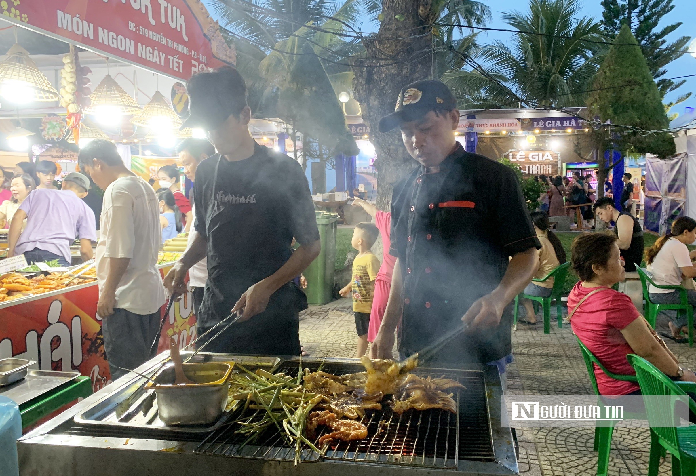 Dân sinh - Người dân, du khách ở Nha Trang thích thú thưởng thức món ngon 3 miền (Hình 9).