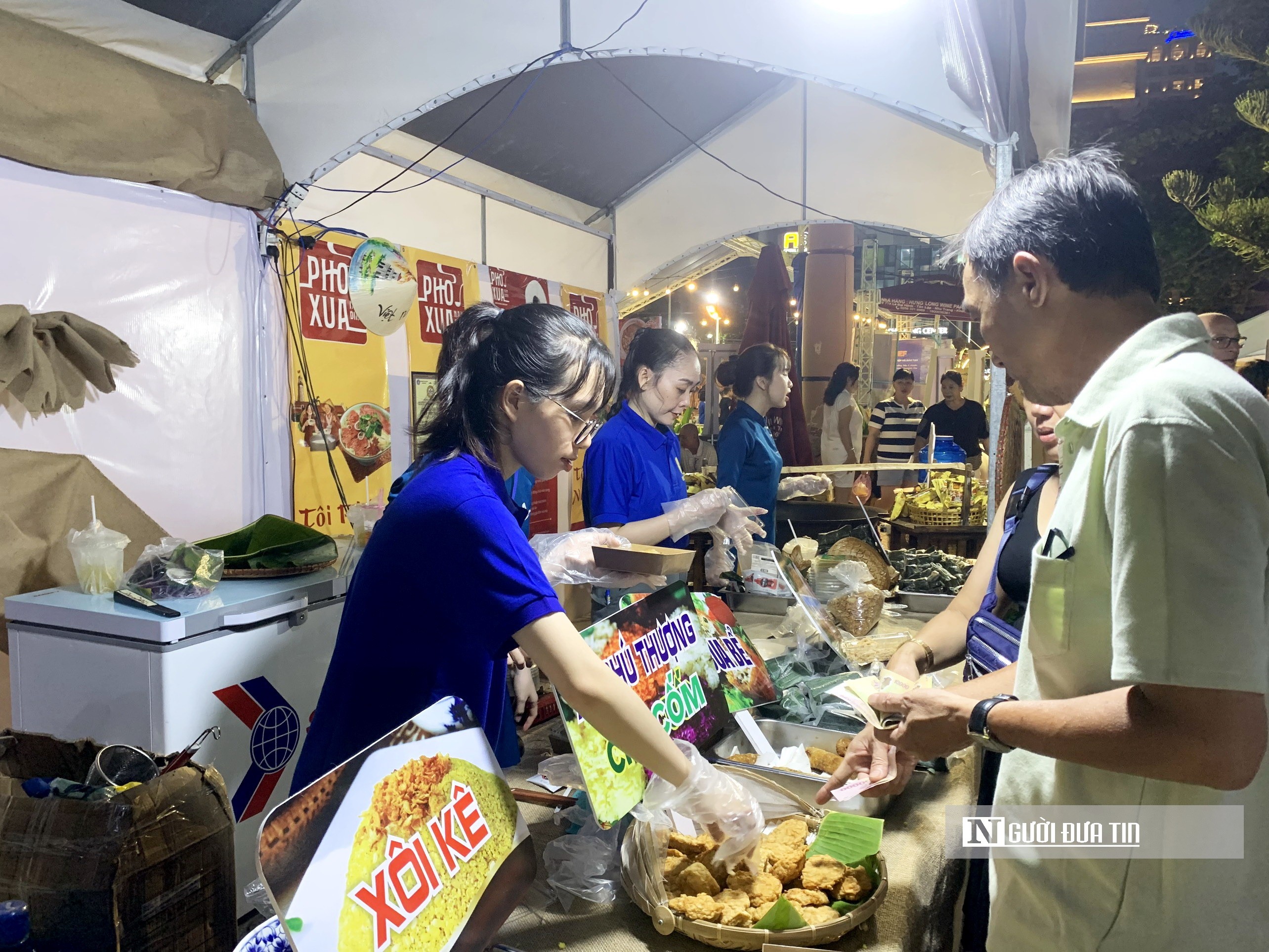 Dân sinh - Người dân, du khách ở Nha Trang thích thú thưởng thức món ngon 3 miền (Hình 6).