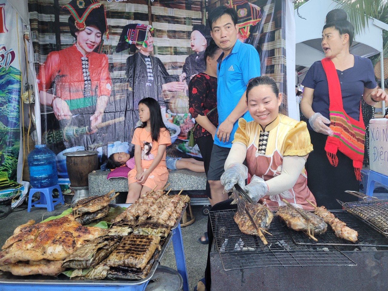 Dân sinh - Người dân, du khách ở Nha Trang thích thú thưởng thức món ngon 3 miền (Hình 13).