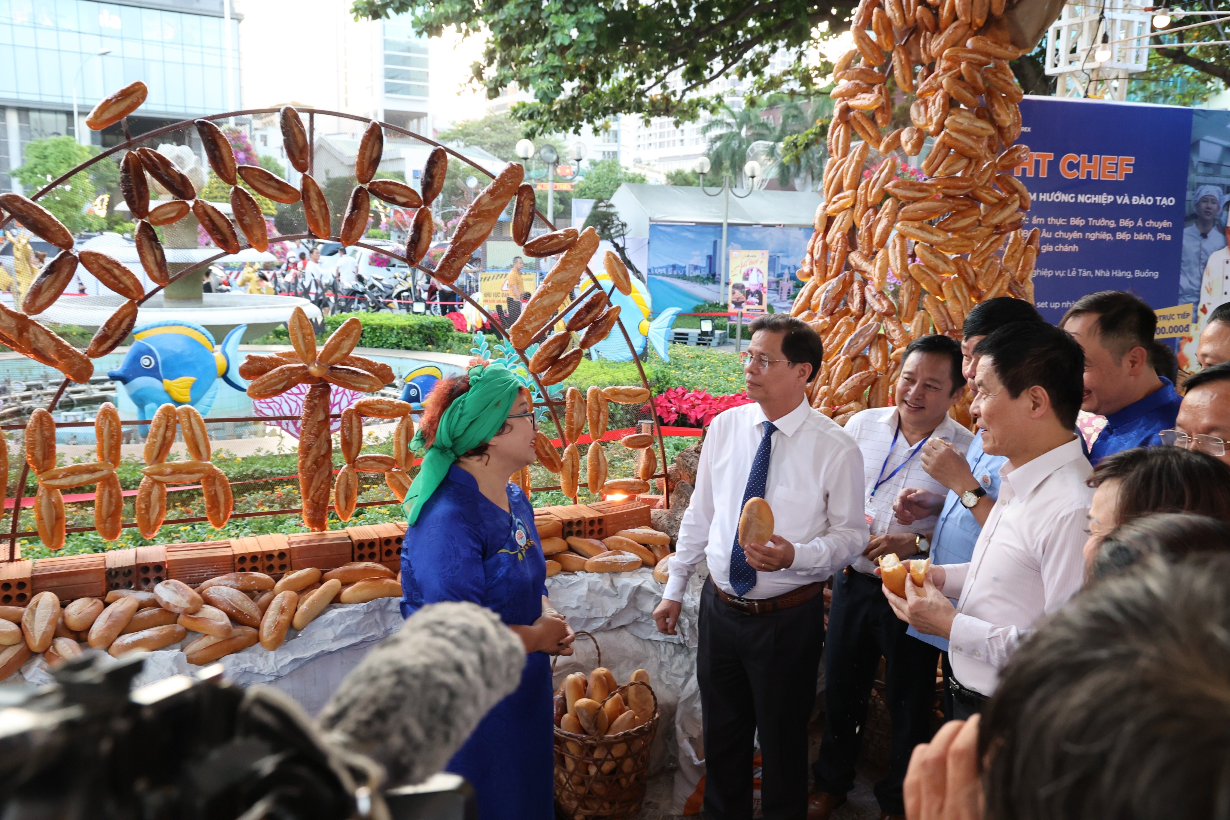 Dân sinh - Người dân, du khách ở Nha Trang thích thú thưởng thức món ngon 3 miền (Hình 2).