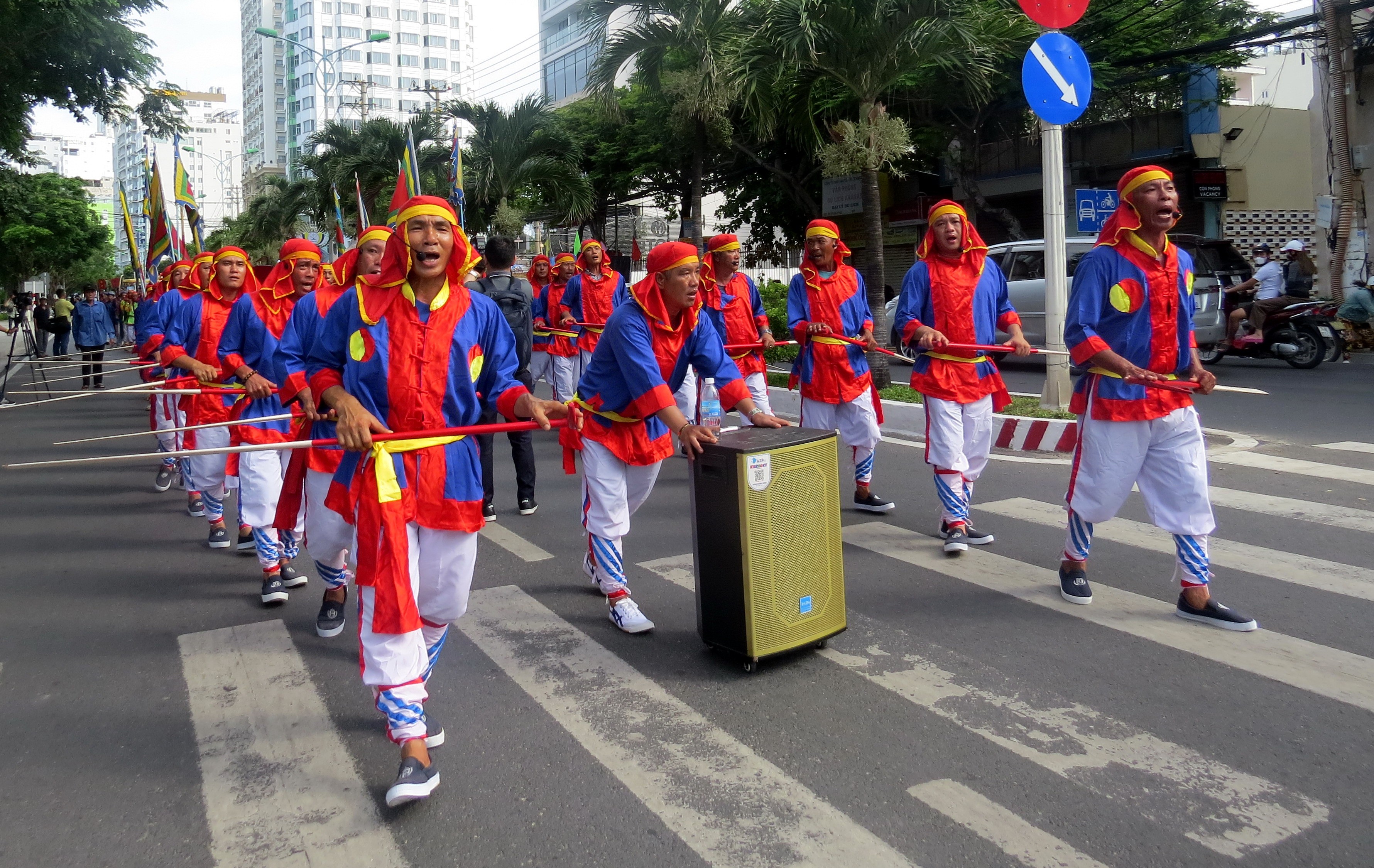 Văn hoá - Rộn ràng không khí tái hiện Lễ hội Cầu Ngư bên bờ biển vịnh Nha Trang (Hình 3).