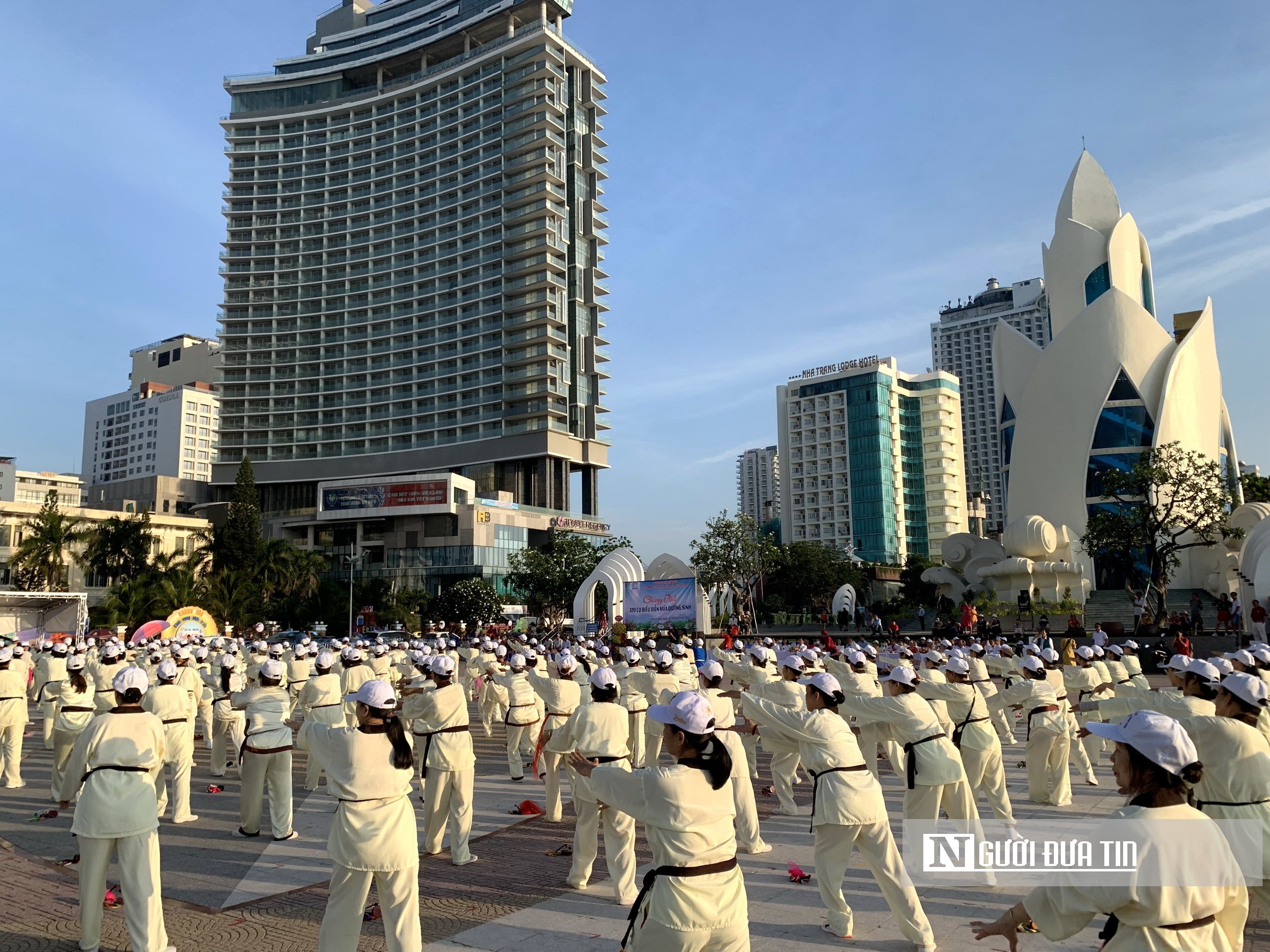 Dân sinh - Khánh Hòa: 370 người cao tuổi tham gia đồng diễn thể dục dưỡng sinh (Hình 14).