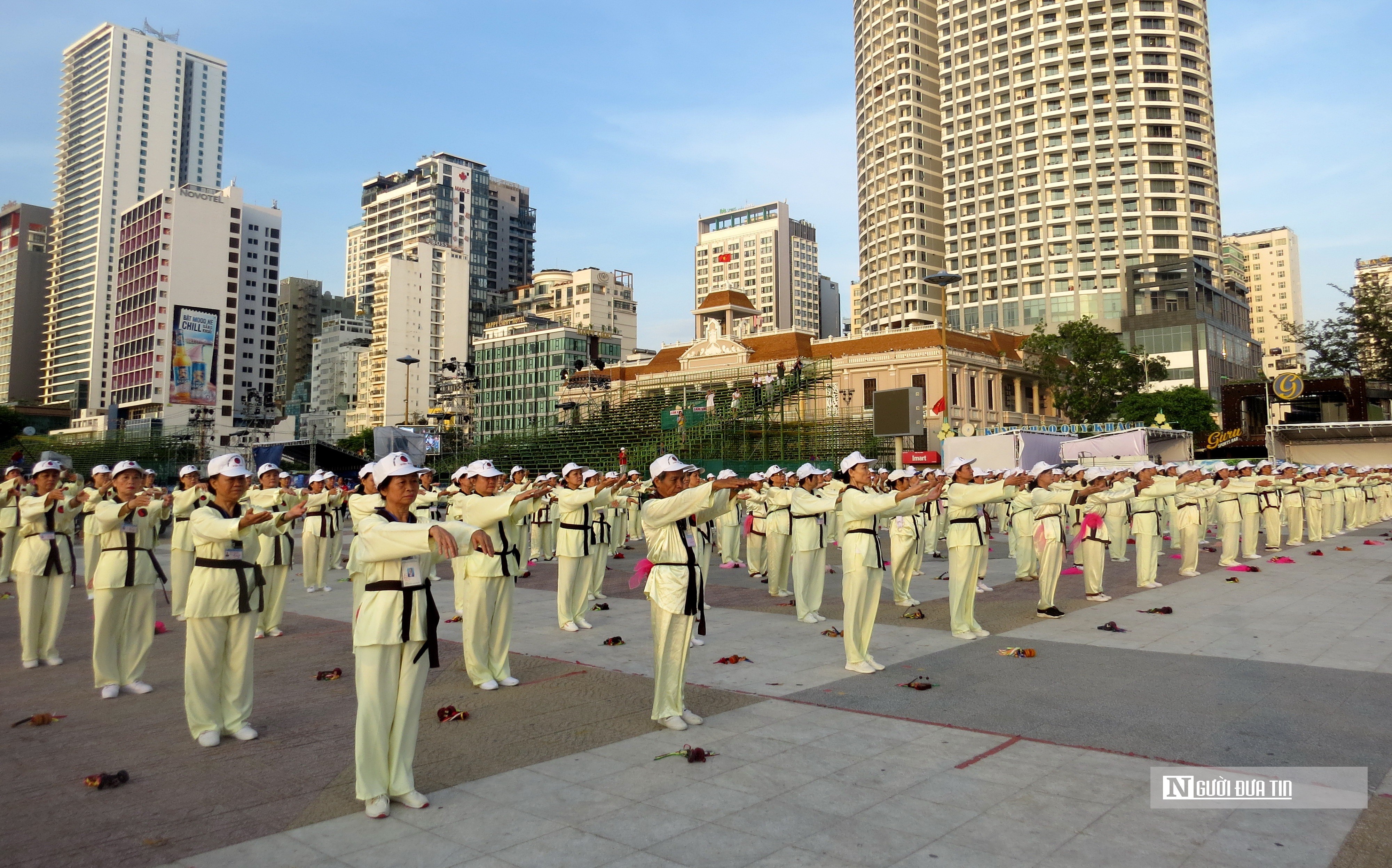 Dân sinh - Khánh Hòa: 370 người cao tuổi tham gia đồng diễn thể dục dưỡng sinh (Hình 13).