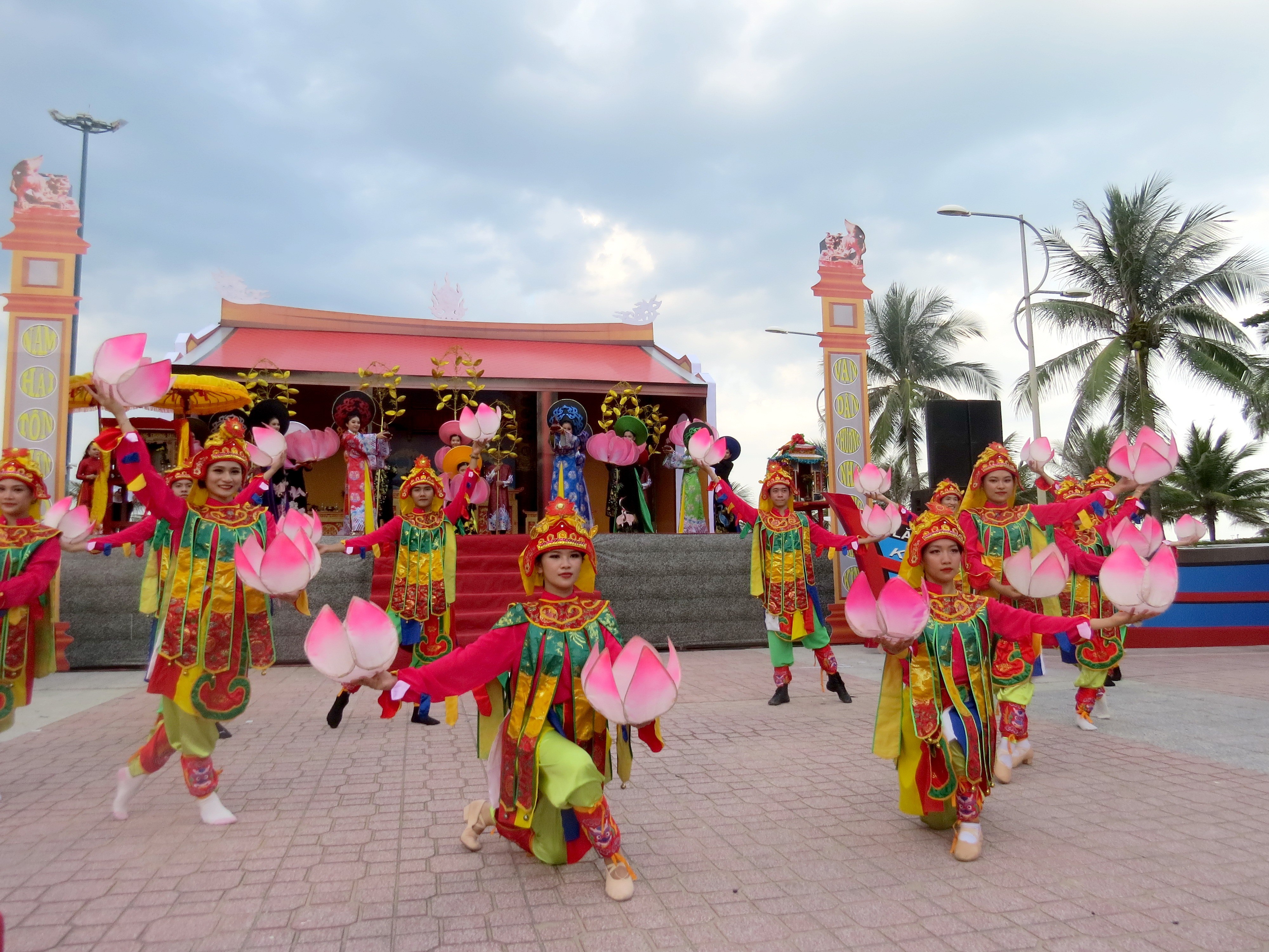 Văn hoá - Rộn ràng không khí tái hiện Lễ hội Cầu Ngư bên bờ biển vịnh Nha Trang (Hình 10).