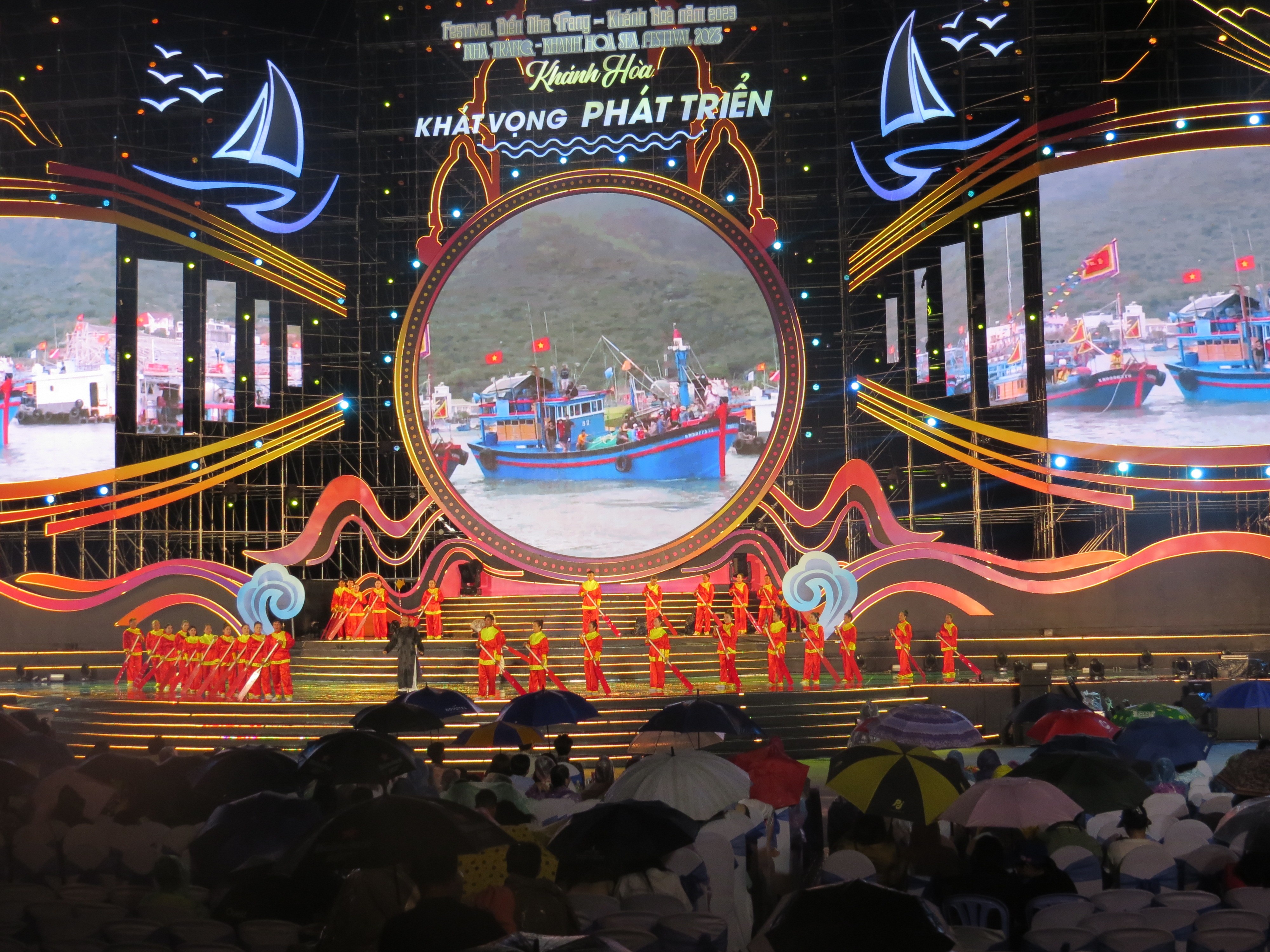 Sự kiện - Đông đảo người dân, du khách đội mưa xem bế mạc Festival Biển  (Hình 5).