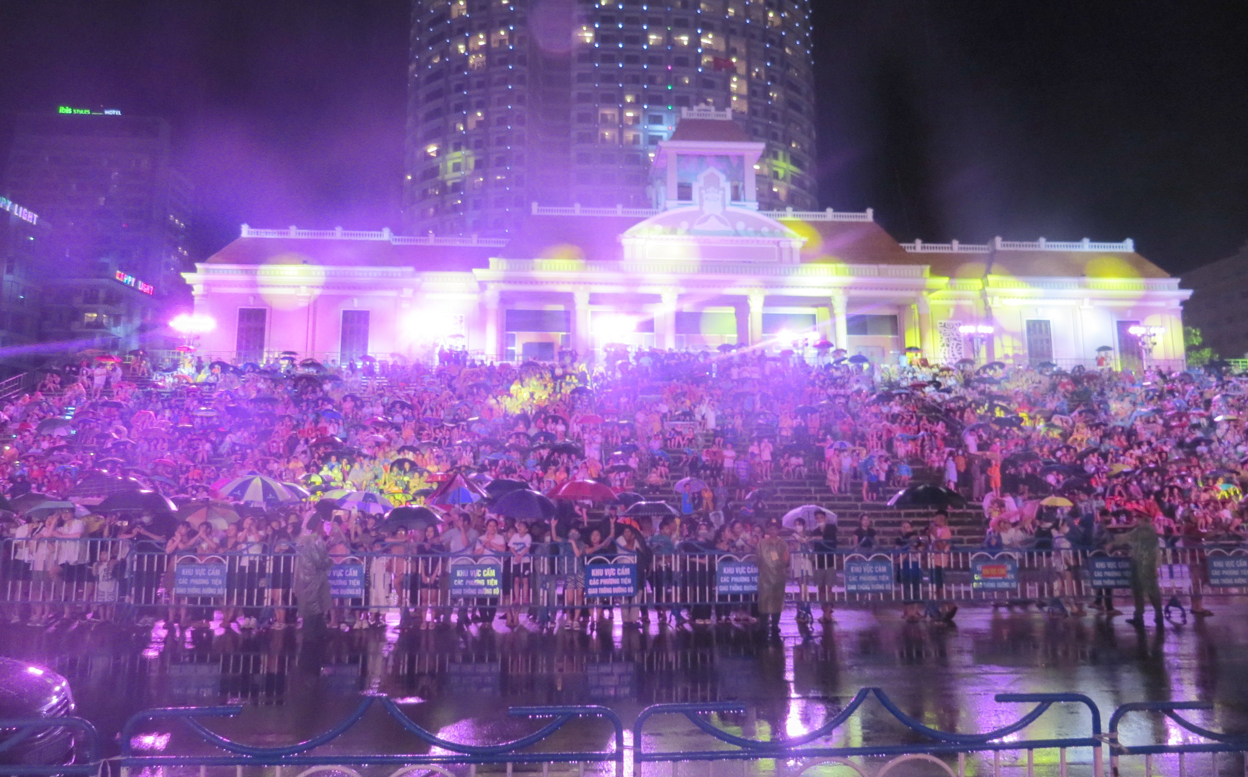 Sự kiện - Đông đảo người dân, du khách đội mưa xem bế mạc Festival Biển  (Hình 2).