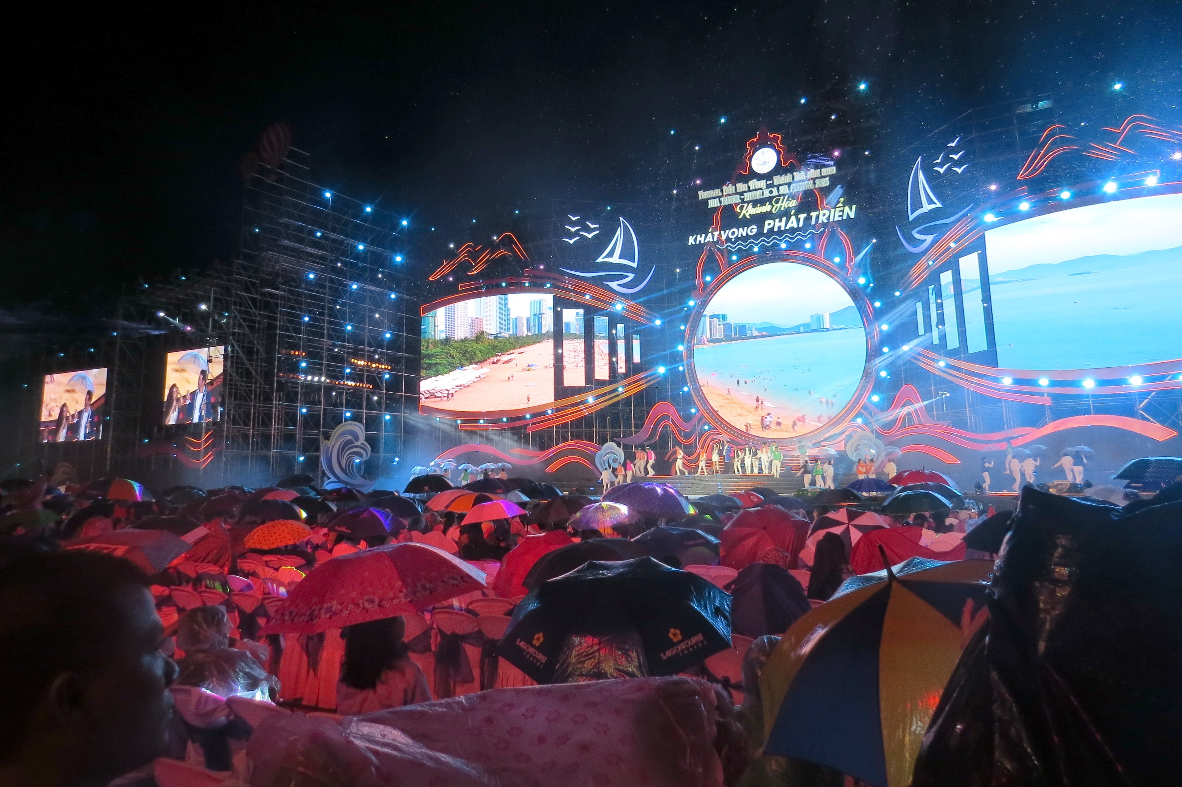 Sự kiện - Đông đảo người dân, du khách đội mưa xem bế mạc Festival Biển  (Hình 11).