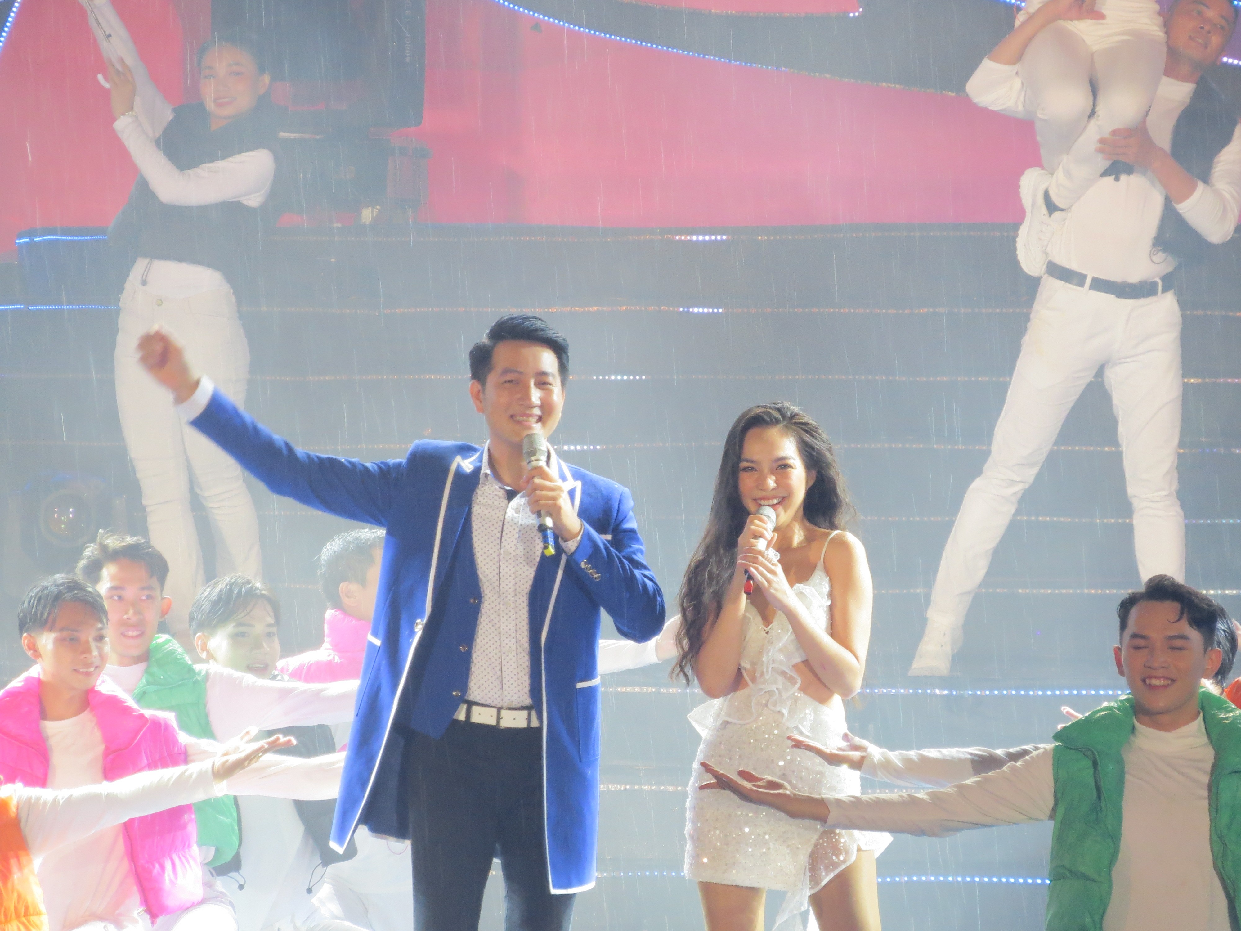 Sự kiện - Đông đảo người dân, du khách đội mưa xem bế mạc Festival Biển  (Hình 8).