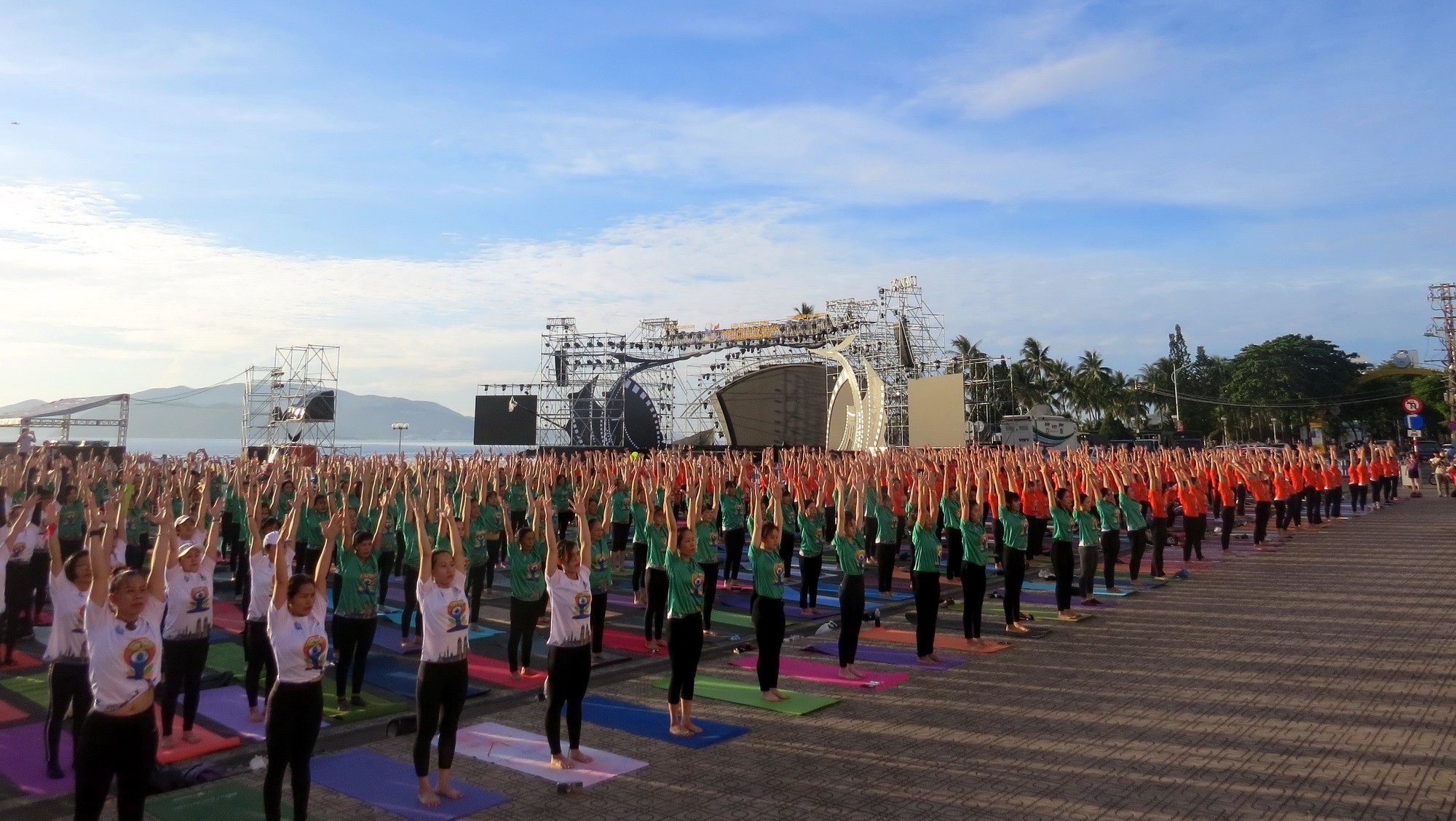 Dân sinh - Khánh Hòa: Khoảng 1.200 người tham gia đồng diễn Yoga tại Tp.Nha Trang (Hình 10).