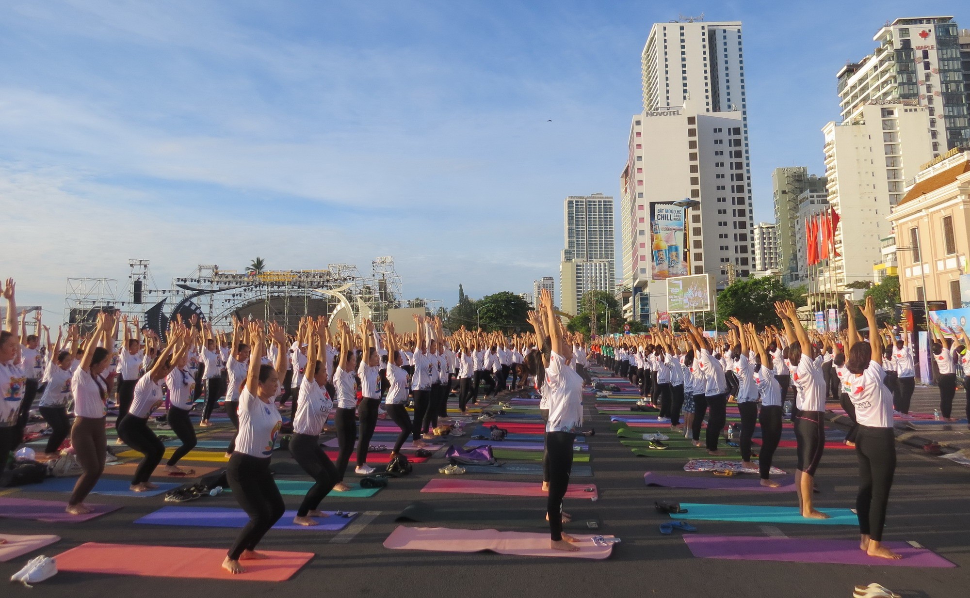 Dân sinh - Khánh Hòa: Khoảng 1.200 người tham gia đồng diễn Yoga tại Tp.Nha Trang (Hình 11).