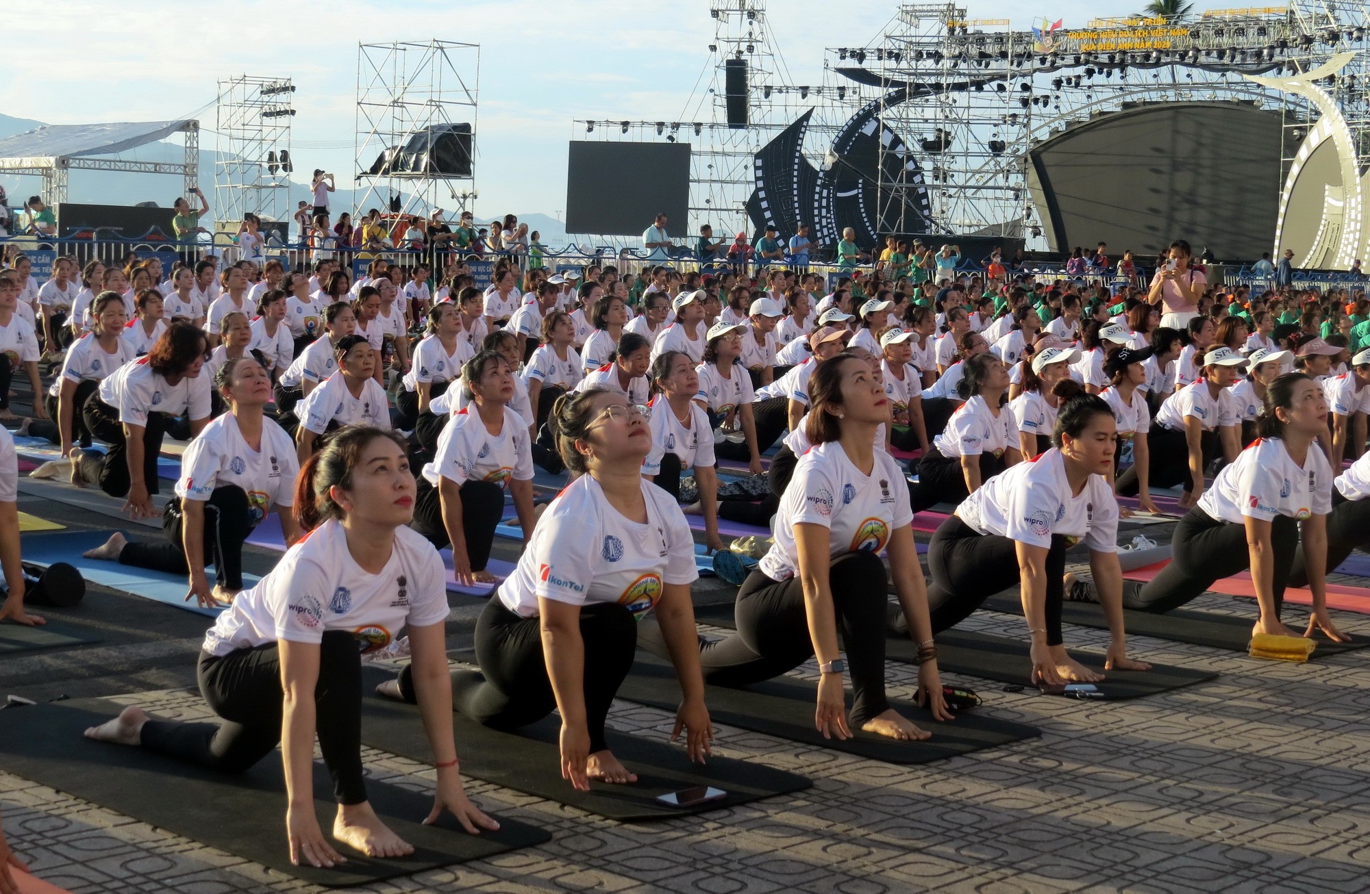 Dân sinh - Khánh Hòa: Khoảng 1.200 người tham gia đồng diễn Yoga tại Tp.Nha Trang (Hình 12).