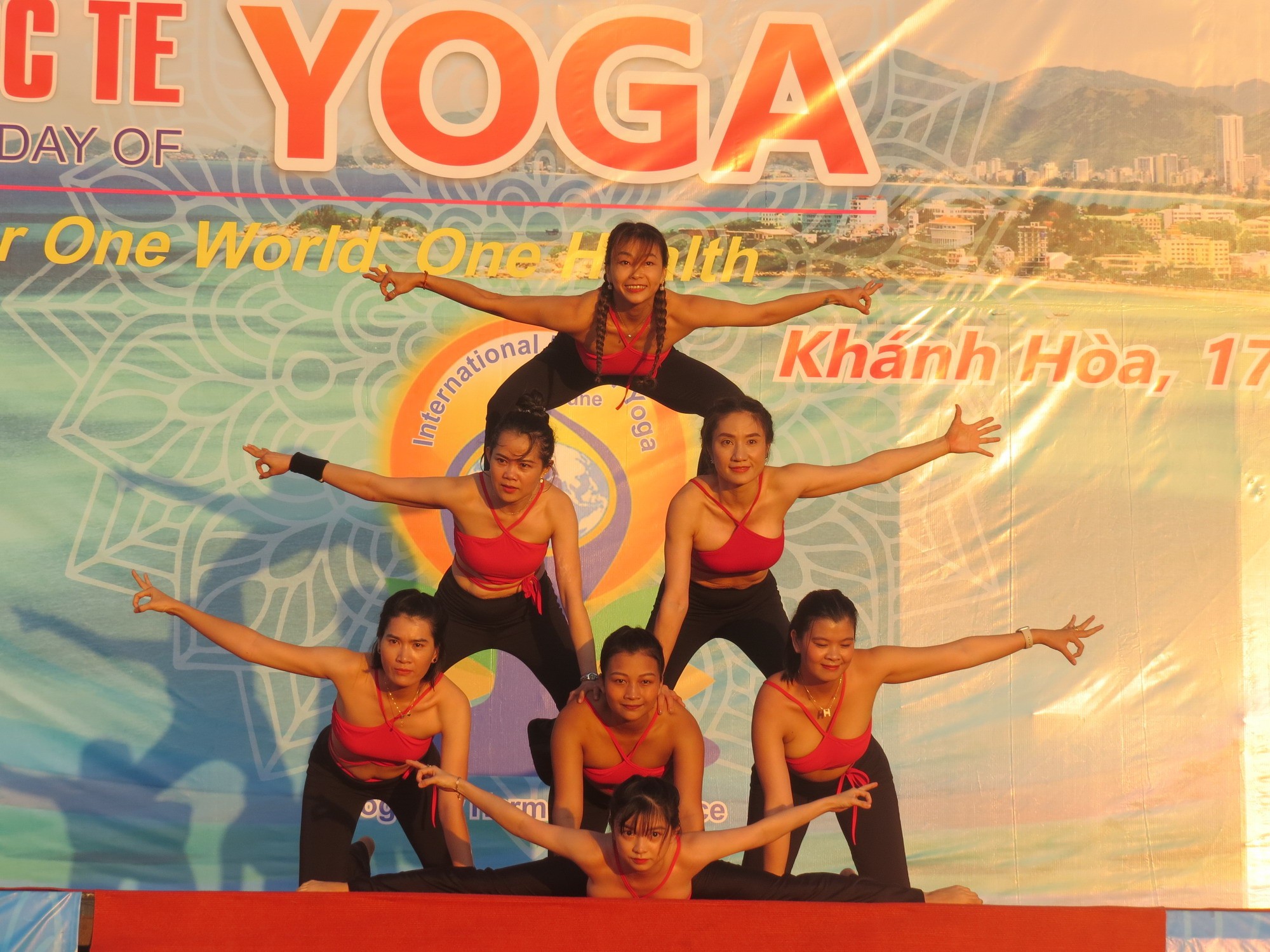 Dân sinh - Khánh Hòa: Khoảng 1.200 người tham gia đồng diễn Yoga tại Tp.Nha Trang (Hình 2).