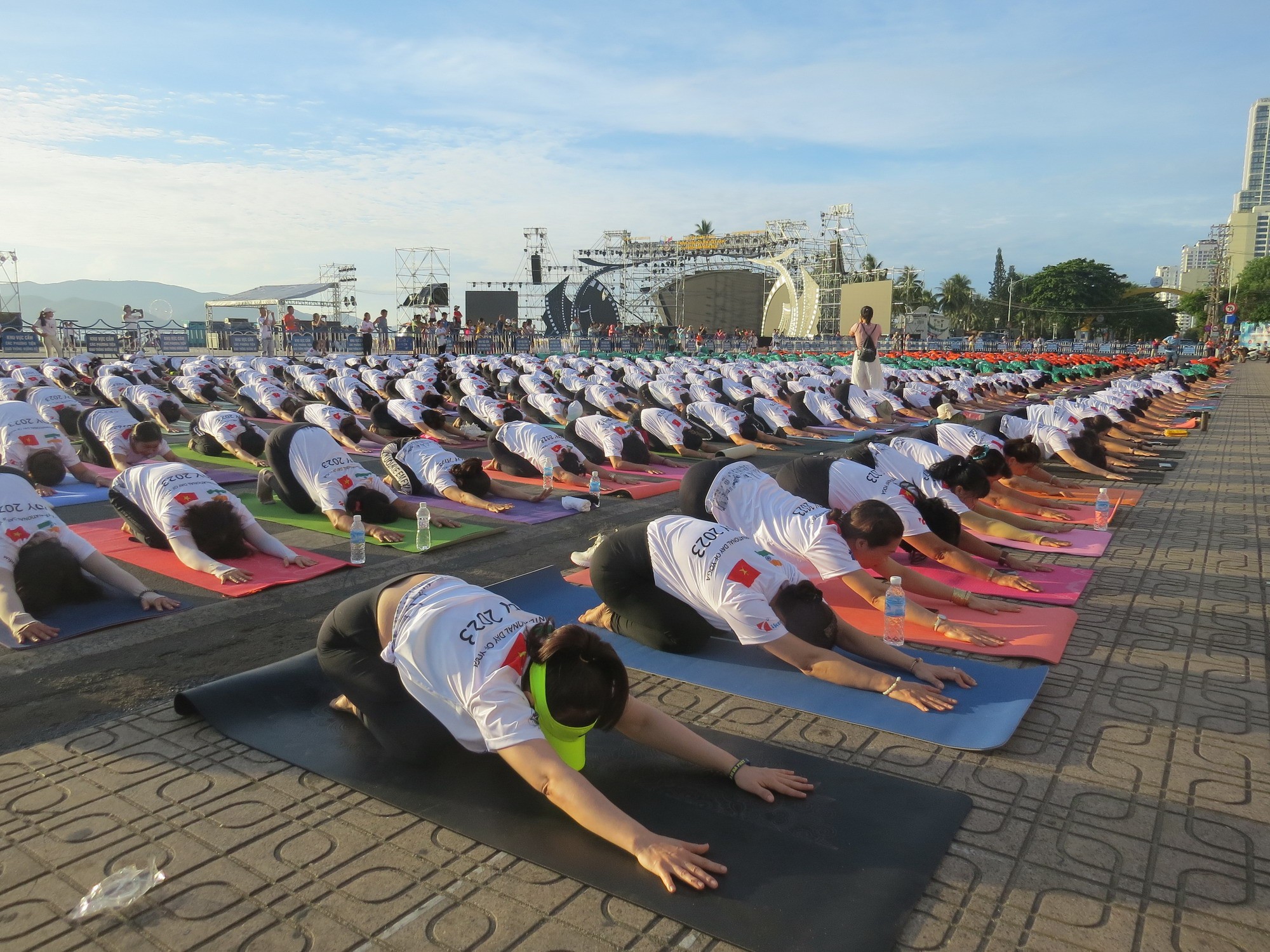 Dân sinh - Khánh Hòa: Khoảng 1.200 người tham gia đồng diễn Yoga tại Tp.Nha Trang (Hình 8).