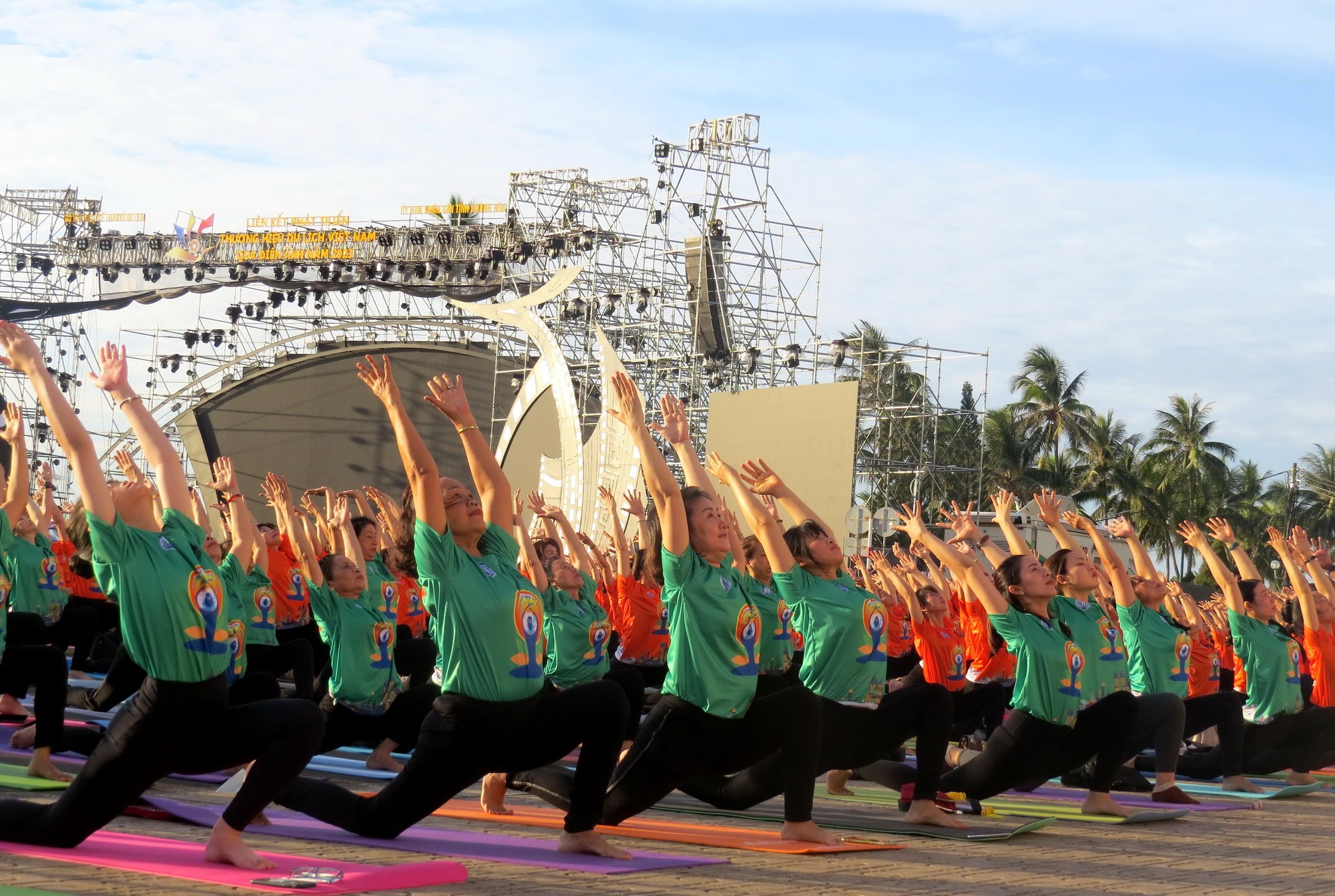 Dân sinh - Khánh Hòa: Khoảng 1.200 người tham gia đồng diễn Yoga tại Tp.Nha Trang (Hình 9).