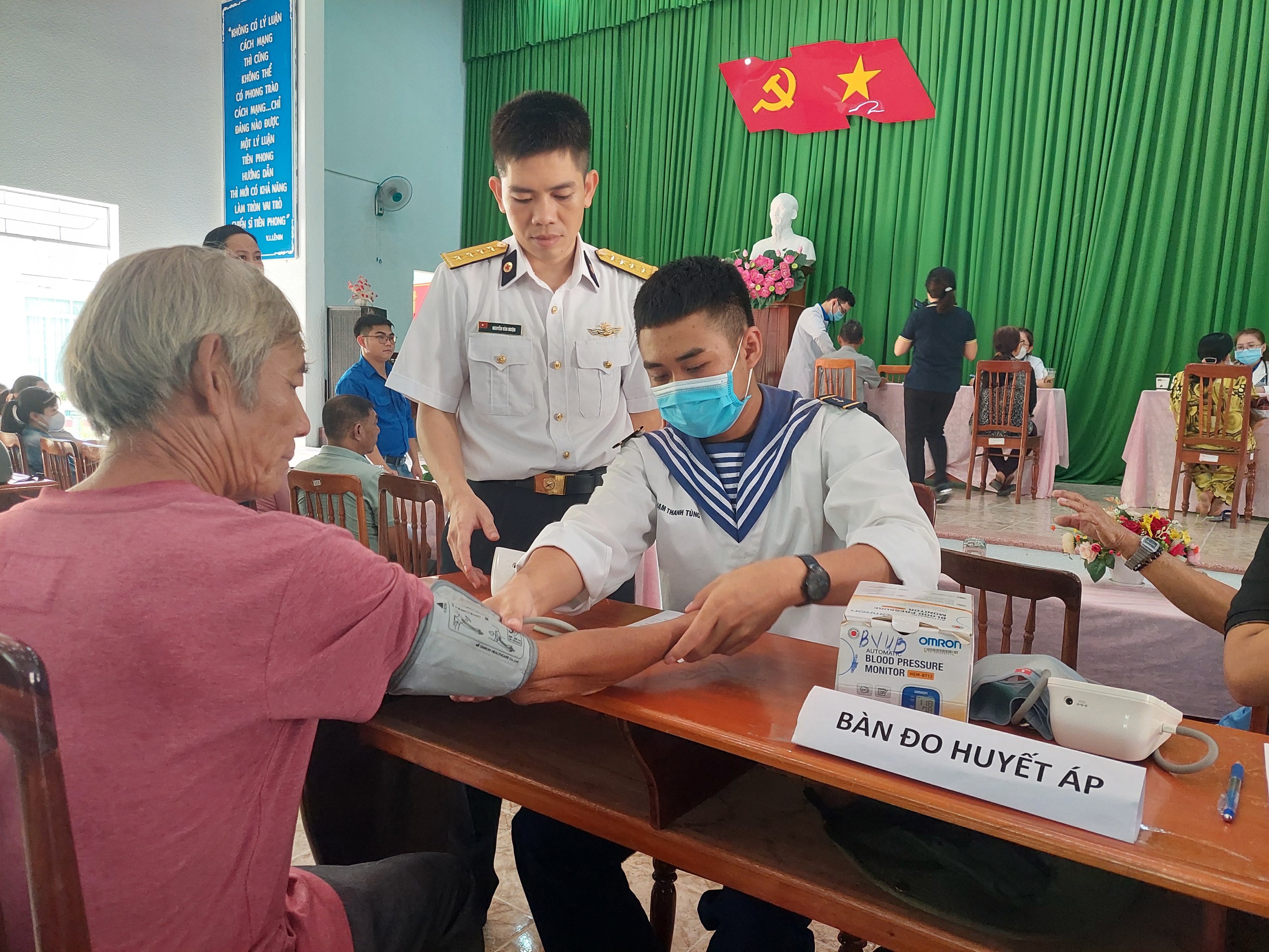 Dân sinh - Khám bệnh, cấp thuốc miễn phí cho 200 người có hoàn cảnh khó khăn