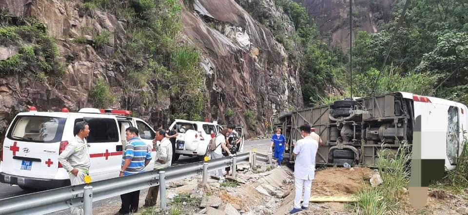 An ninh - Hình sự - Khánh Hòa: Xe khách lật trên đèo Khánh Lê, 4 người tử vong (Hình 2).