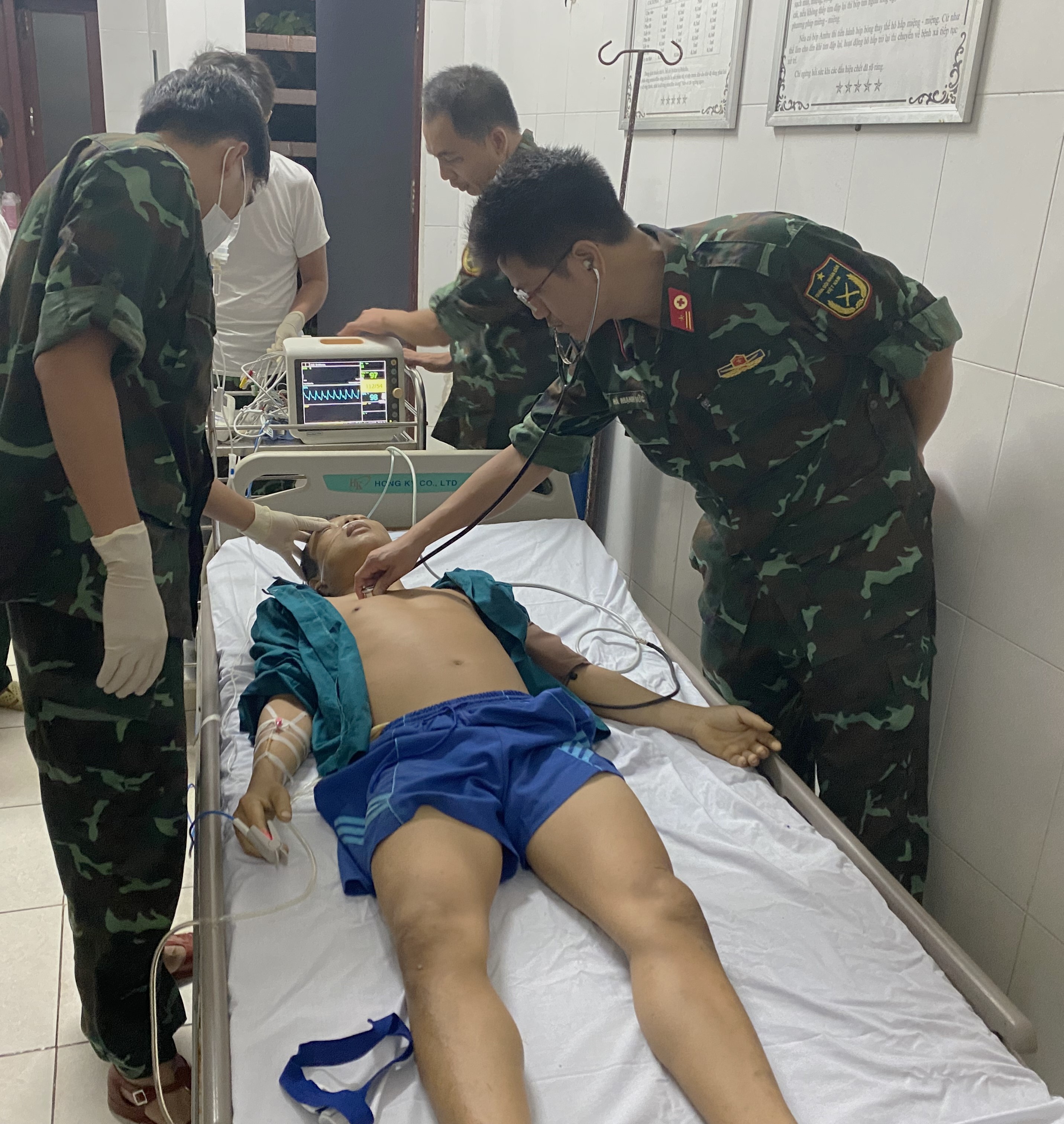 Dân sinh - Tàu 464  đưa ngư dân tỉnh Quảng Nam bị bệnh đến đảo Trường Sa điều trị (Hình 2).