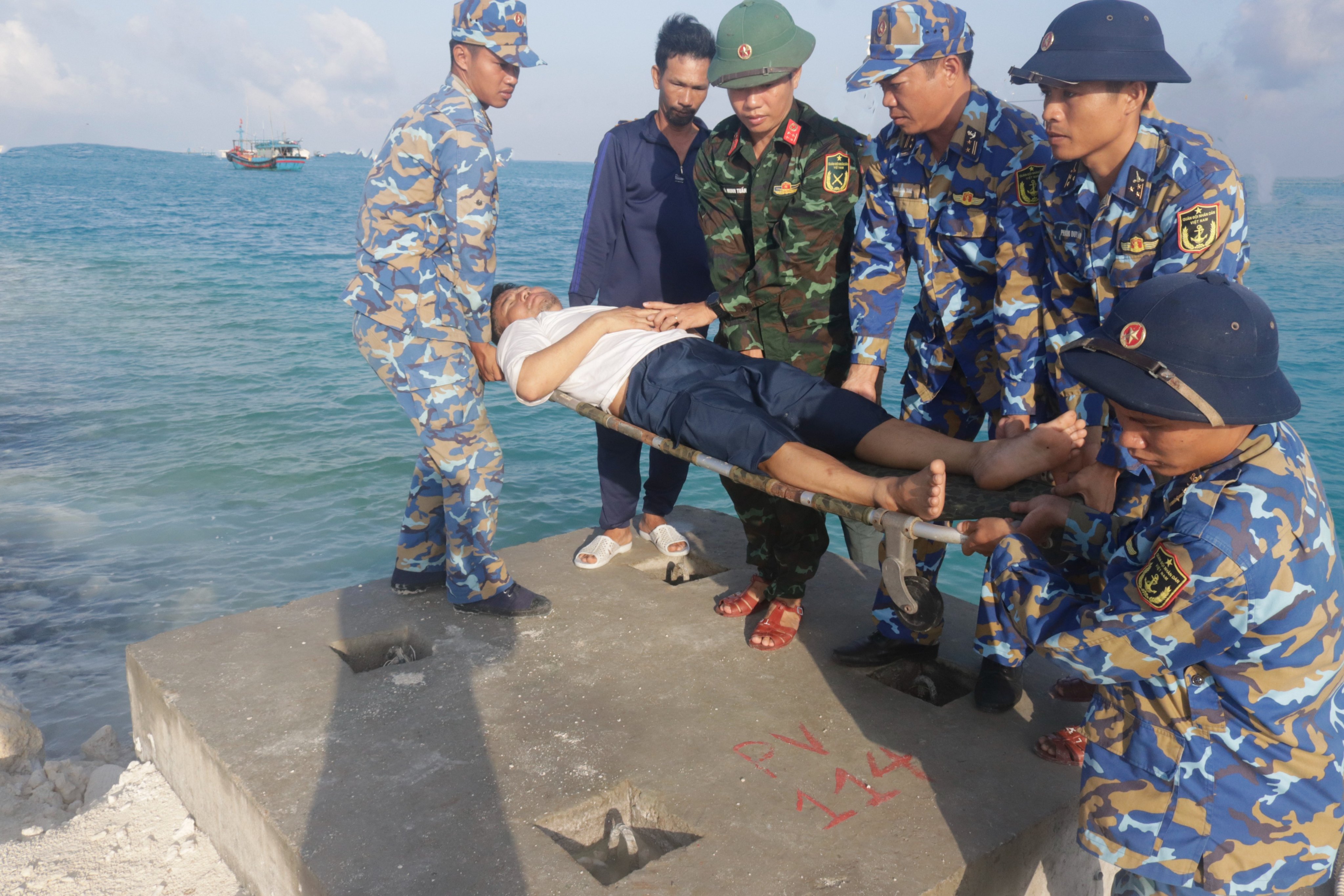 Dân sinh - Trực thăng EC-225 đưa ngư dân bị giảm áp từ đảo về đất liền điều trị