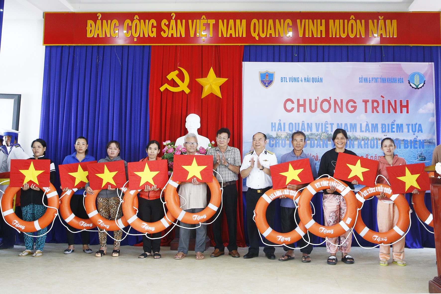 Sự kiện - Chiến sĩ vùng 4 Hải quân tặng quà và khám bệnh, cấp thuốc cho ngư dân Khánh Hòa (Hình 2).