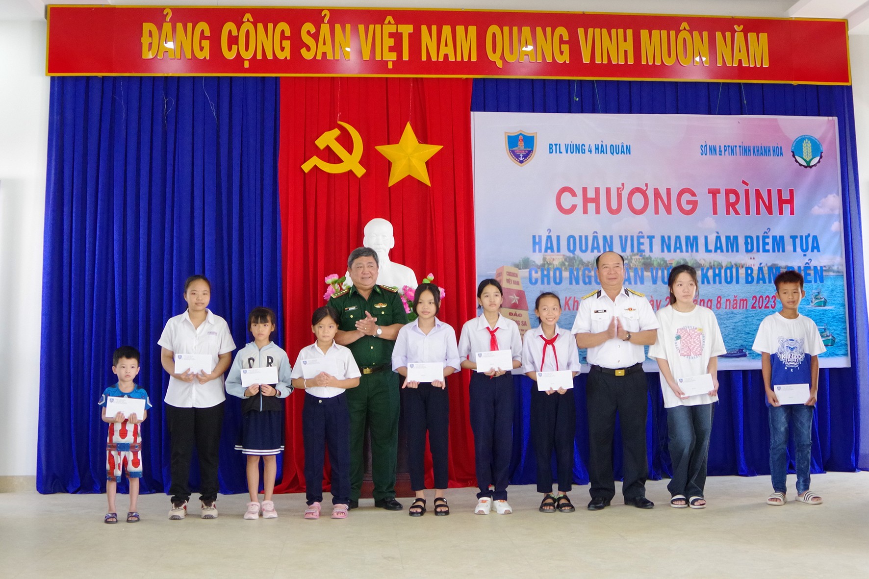 Sự kiện - Chiến sĩ vùng 4 Hải quân tặng quà và khám bệnh, cấp thuốc cho ngư dân Khánh Hòa (Hình 3).