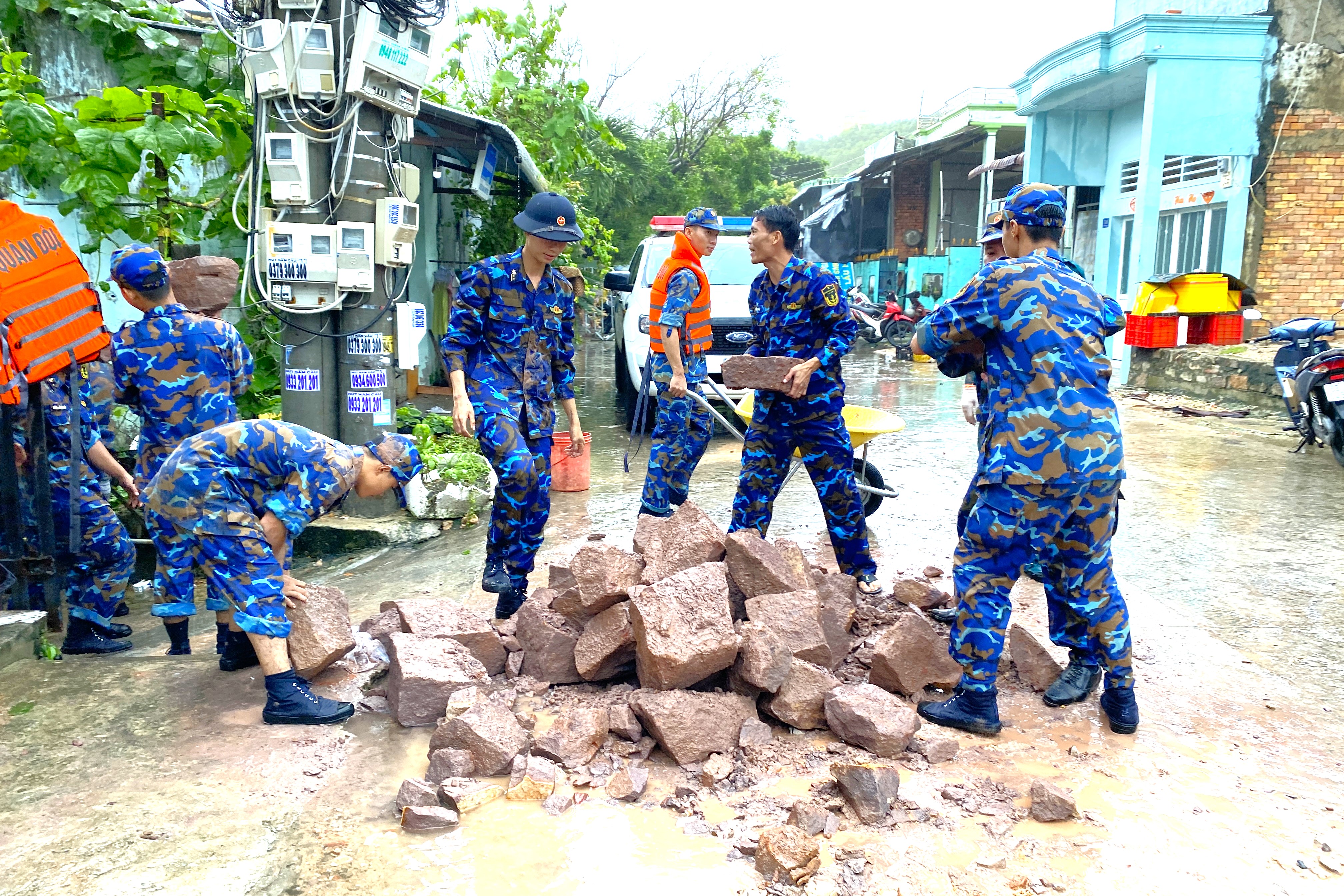 Dân sinh - Cán bộ, chiến sĩ Vùng 5 Hải quân giúp dân phòng, chống sạt lở bờ biển