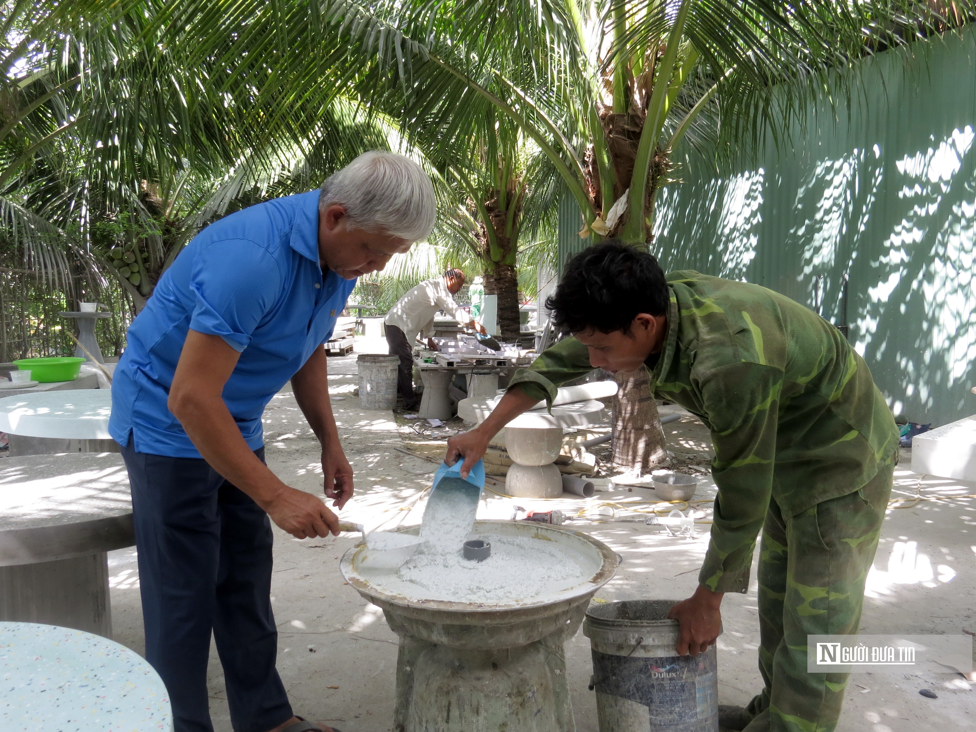 Dân sinh - Người “nhốt” rác thải nhựa vào bê tông tạo ra vật dụng có giá trị (Hình 6).