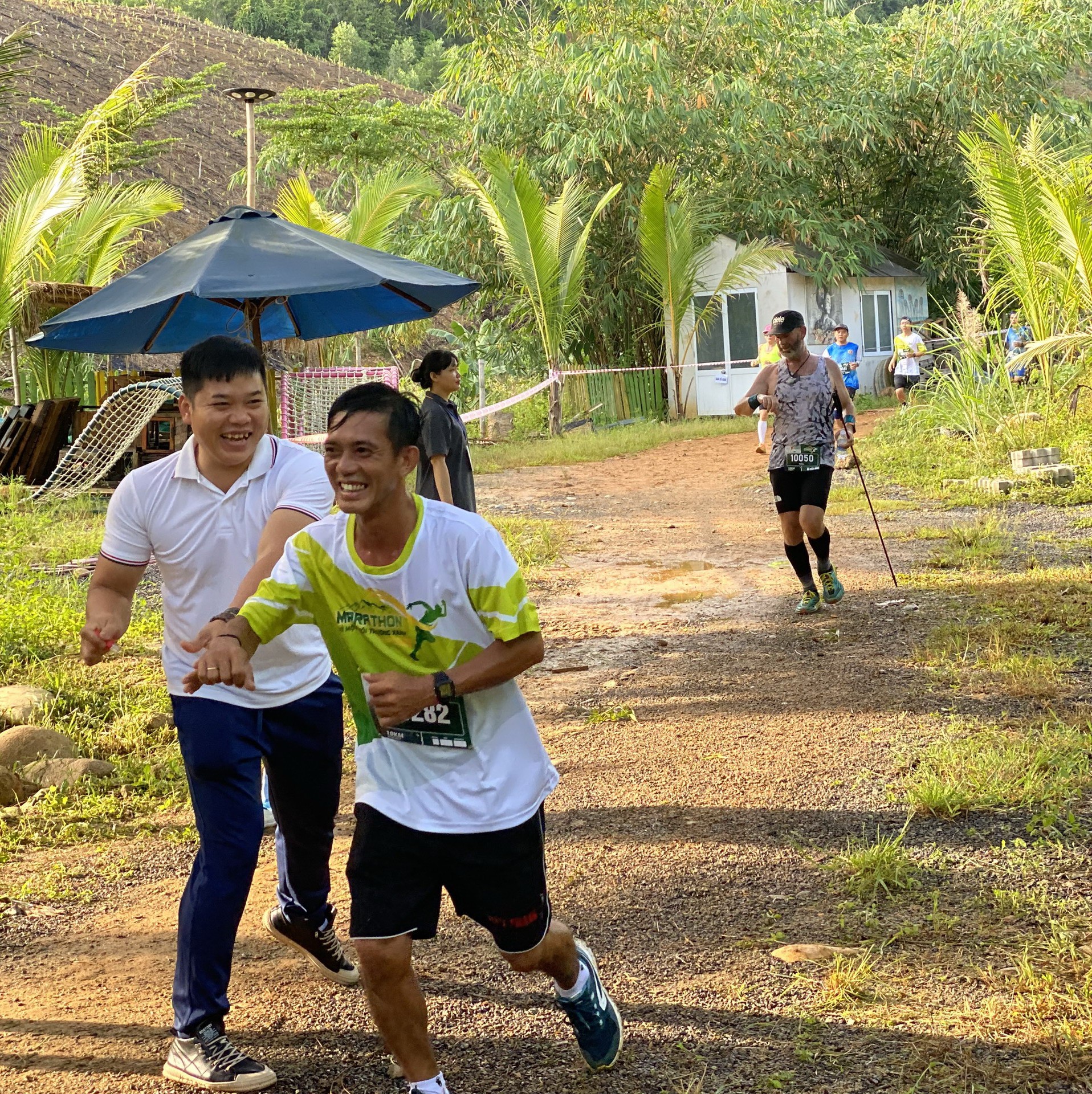 Dân sinh - Gần 500 người tham gia chạy marathon và leo núi vì một môi trường xanh (Hình 6).