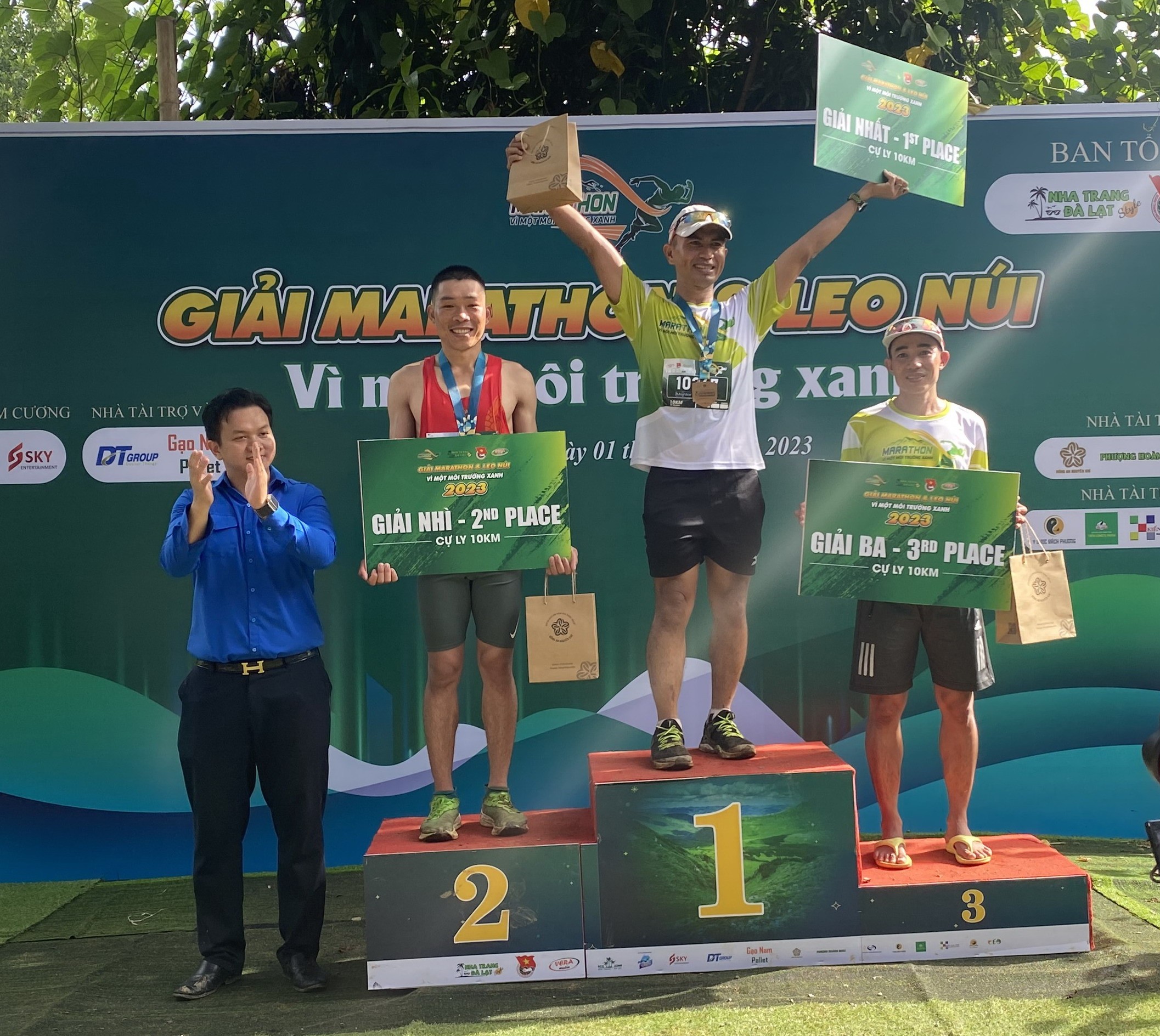 Dân sinh - Gần 500 người tham gia chạy marathon và leo núi vì một môi trường xanh (Hình 9).