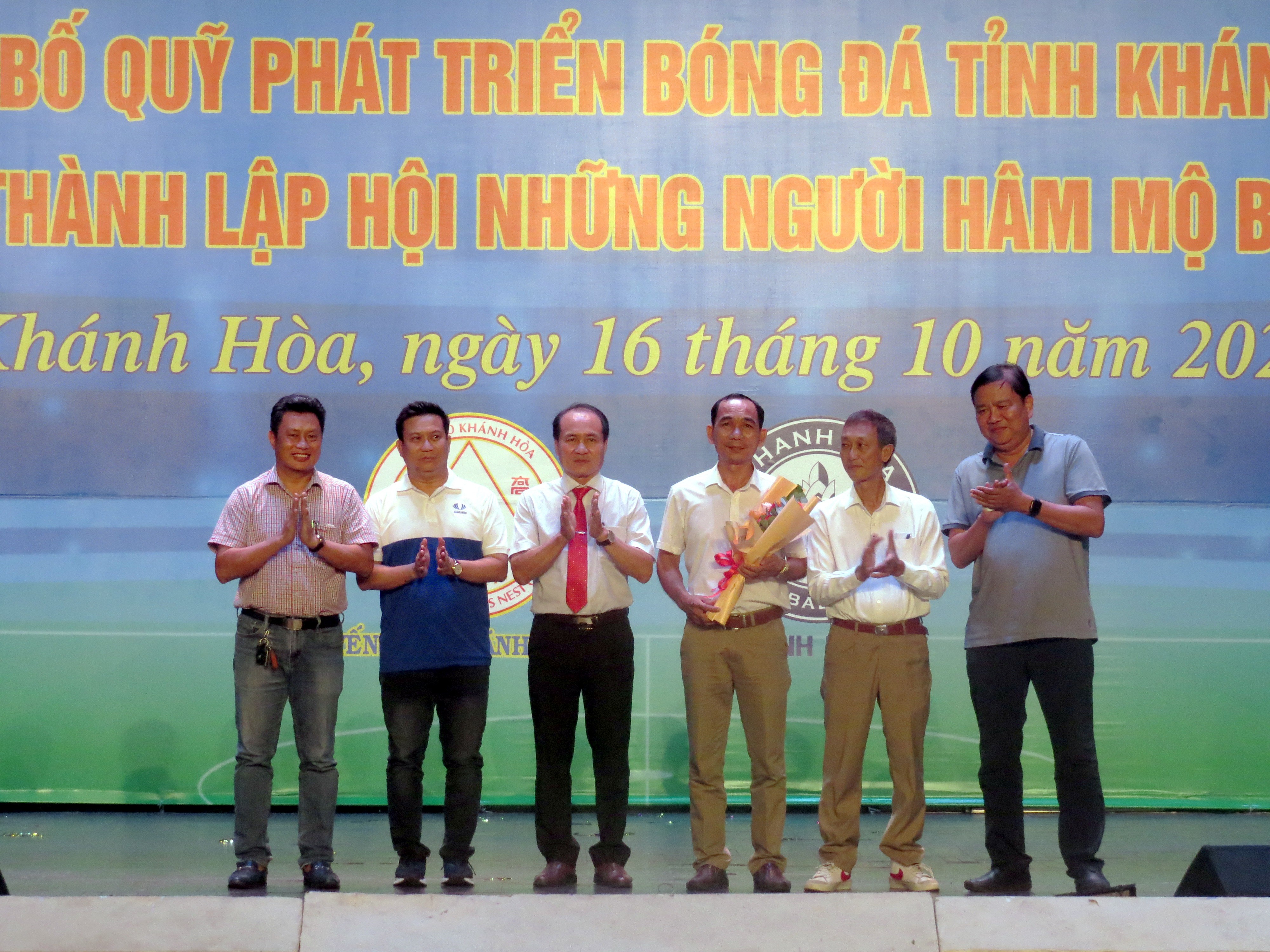 Bóng đá Việt Nam - Hơn 8 tỷ đồng ủng hộ Quỹ phát triển bóng đá tỉnh Khánh Hòa (Hình 4).