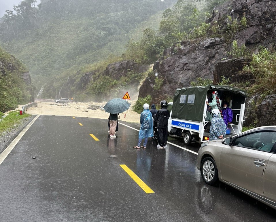 Dân sinh - Khánh Hòa: Đèo Khánh Lê sạt lở, đường nối Nha Trang-Đà Lạt bị chia cắt (Hình 3).