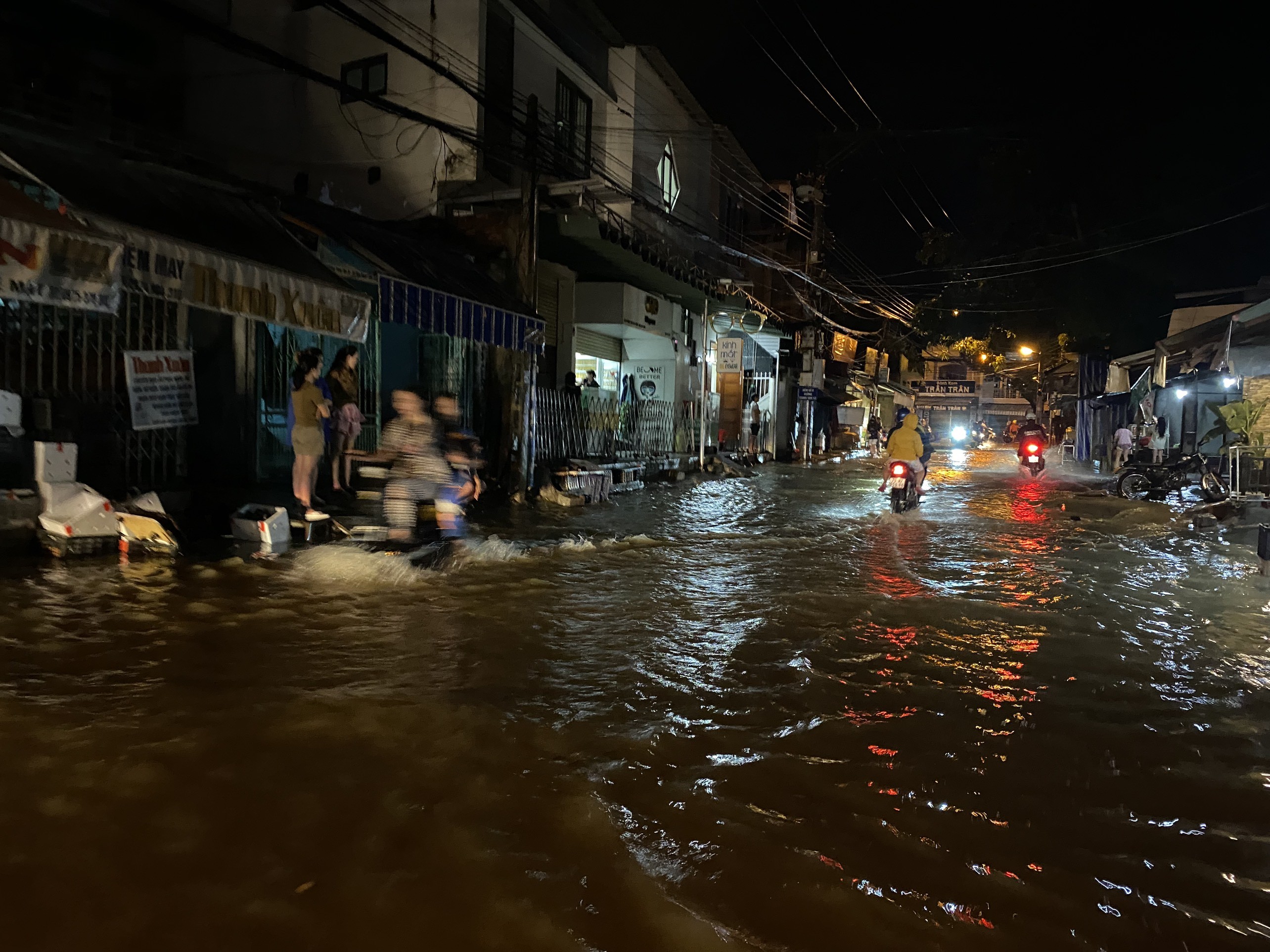 Dân sinh - Người dân hối hả chạy lụt trong đêm rồi tất bật dọn dẹp khi nước rút