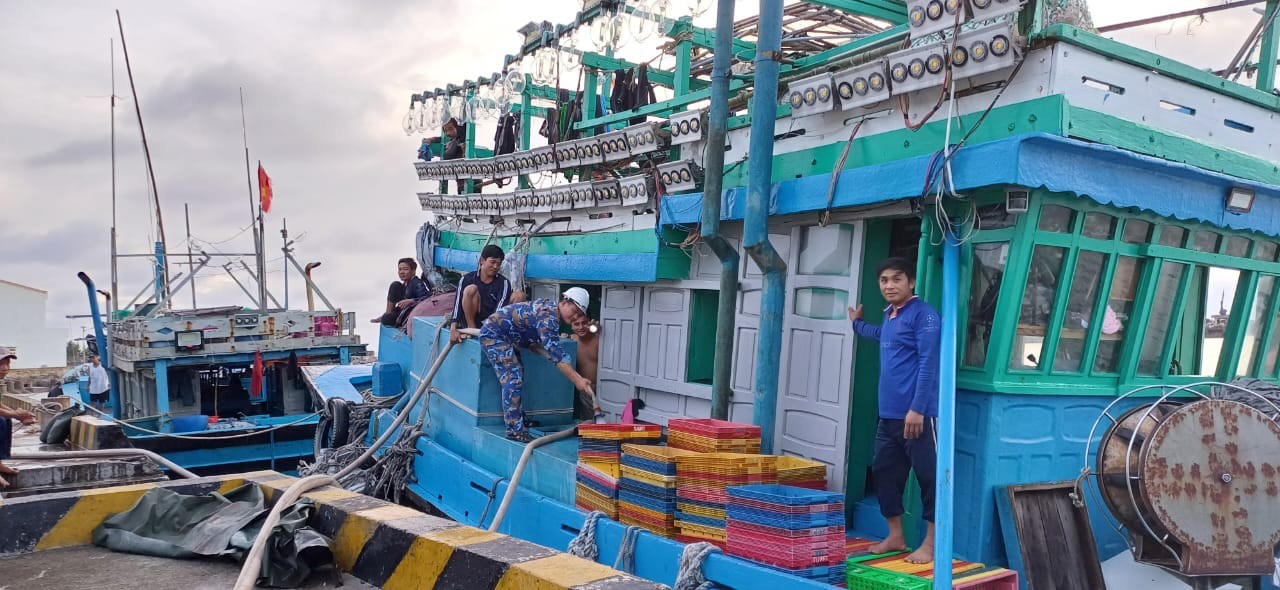 Dân sinh - Hỗ trợ sửa chữa hệ thống tời lưới bị hỏng cho tàu cá tỉnh Khánh Hòa (Hình 2).