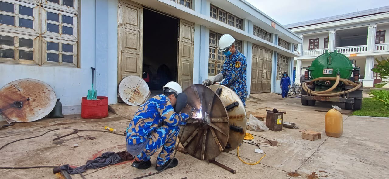 Dân sinh - Hỗ trợ sửa chữa hệ thống tời lưới bị hỏng cho tàu cá tỉnh Khánh Hòa