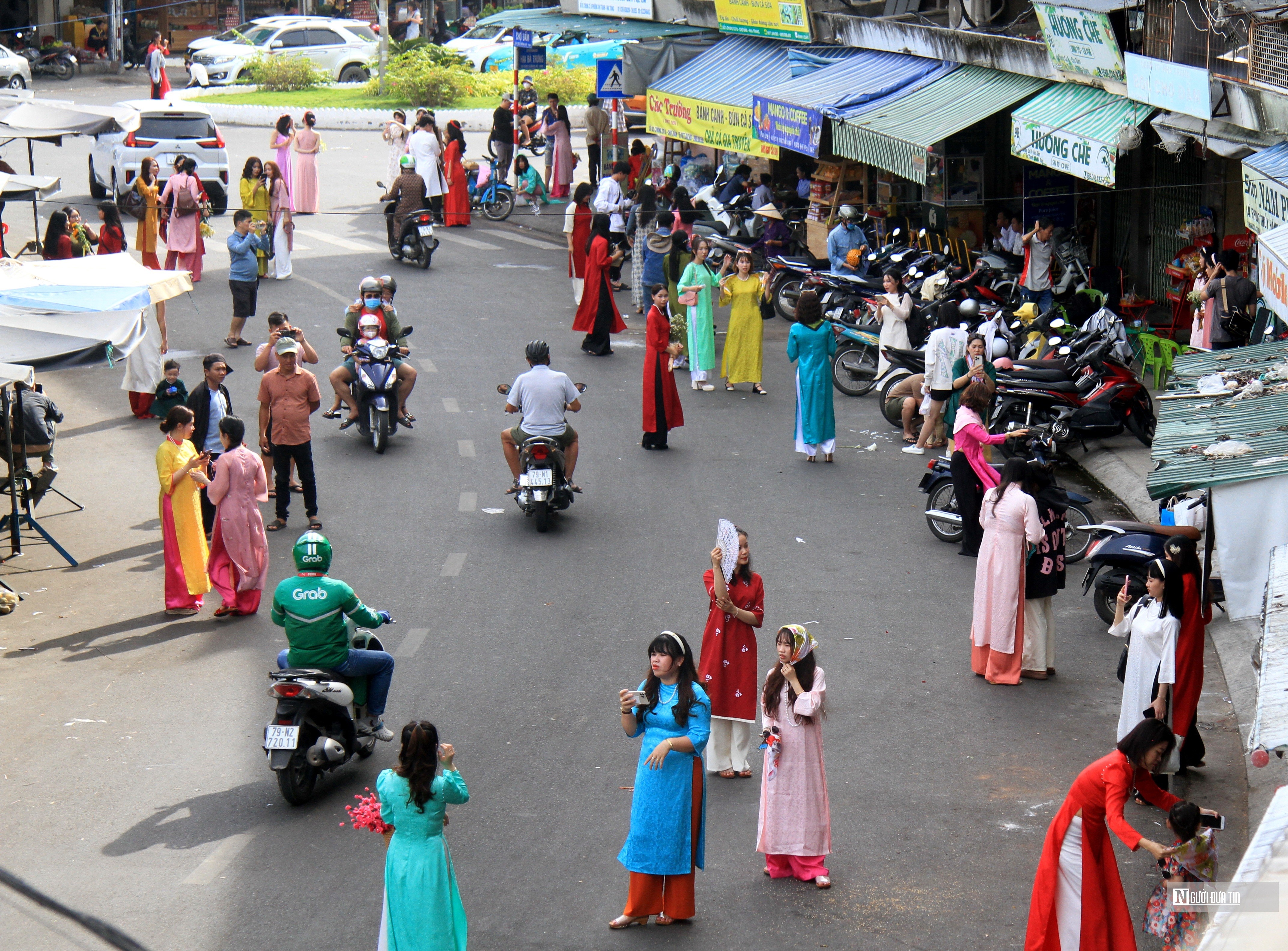 Dân sinh - Khánh Hòa: Duyên dáng những tà áo dài xuống phố đón Xuân