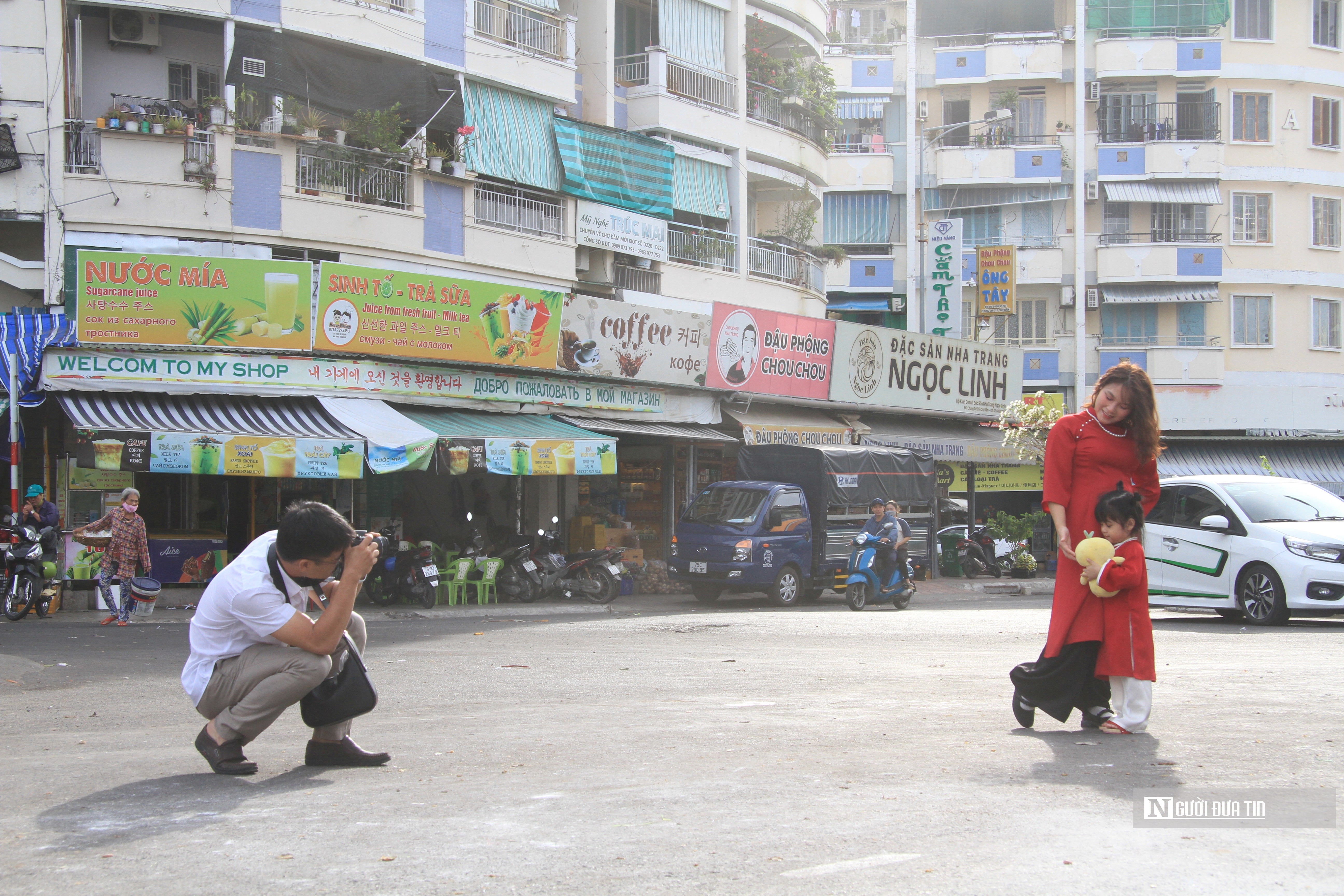 Dân sinh - Khánh Hòa: Duyên dáng những tà áo dài xuống phố đón Xuân (Hình 5).