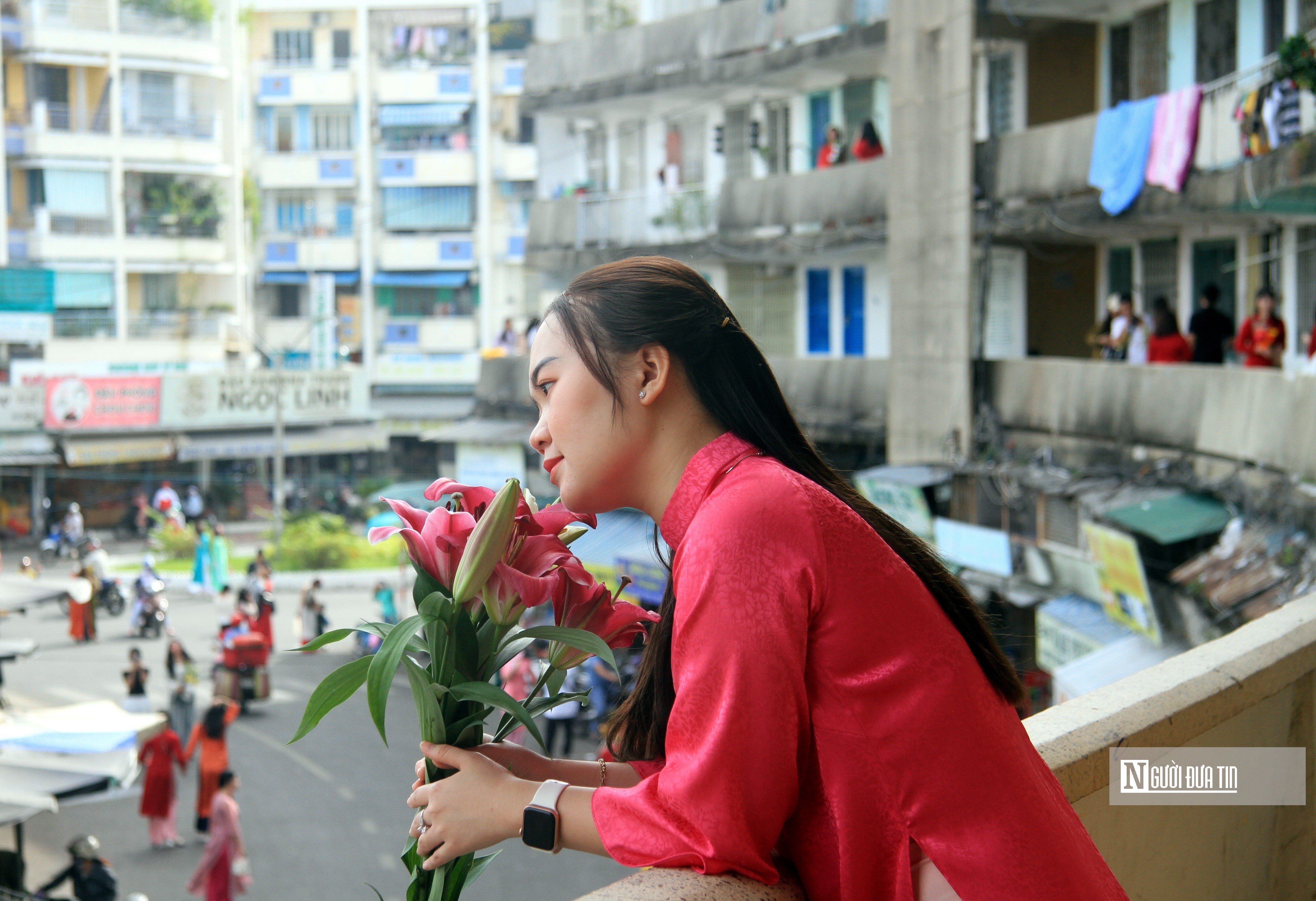 Dân sinh - Khánh Hòa: Duyên dáng những tà áo dài xuống phố đón Xuân (Hình 4).