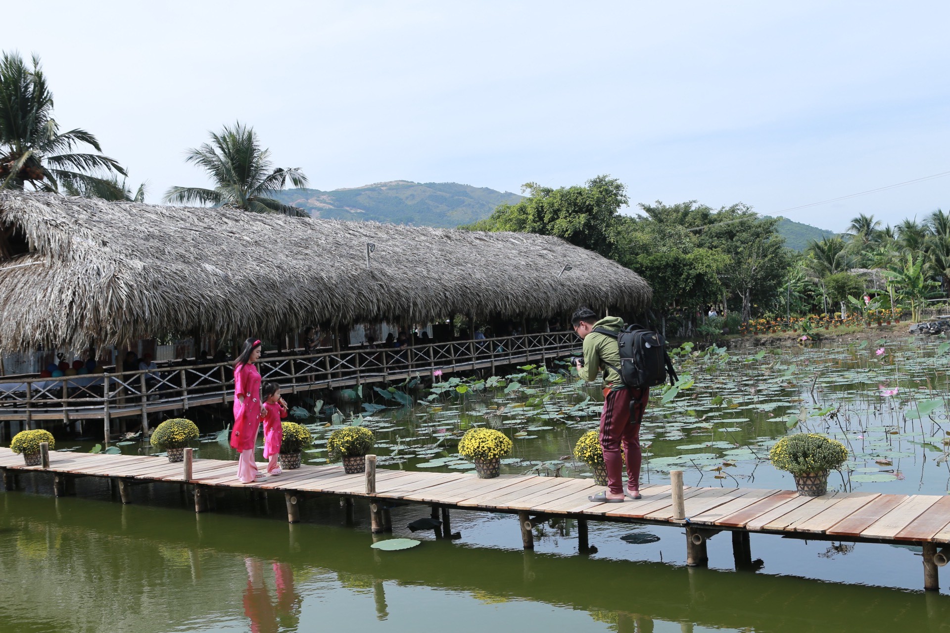 Dân sinh - Khánh Hòa: Duyên dáng những tà áo dài xuống phố đón Xuân (Hình 17).