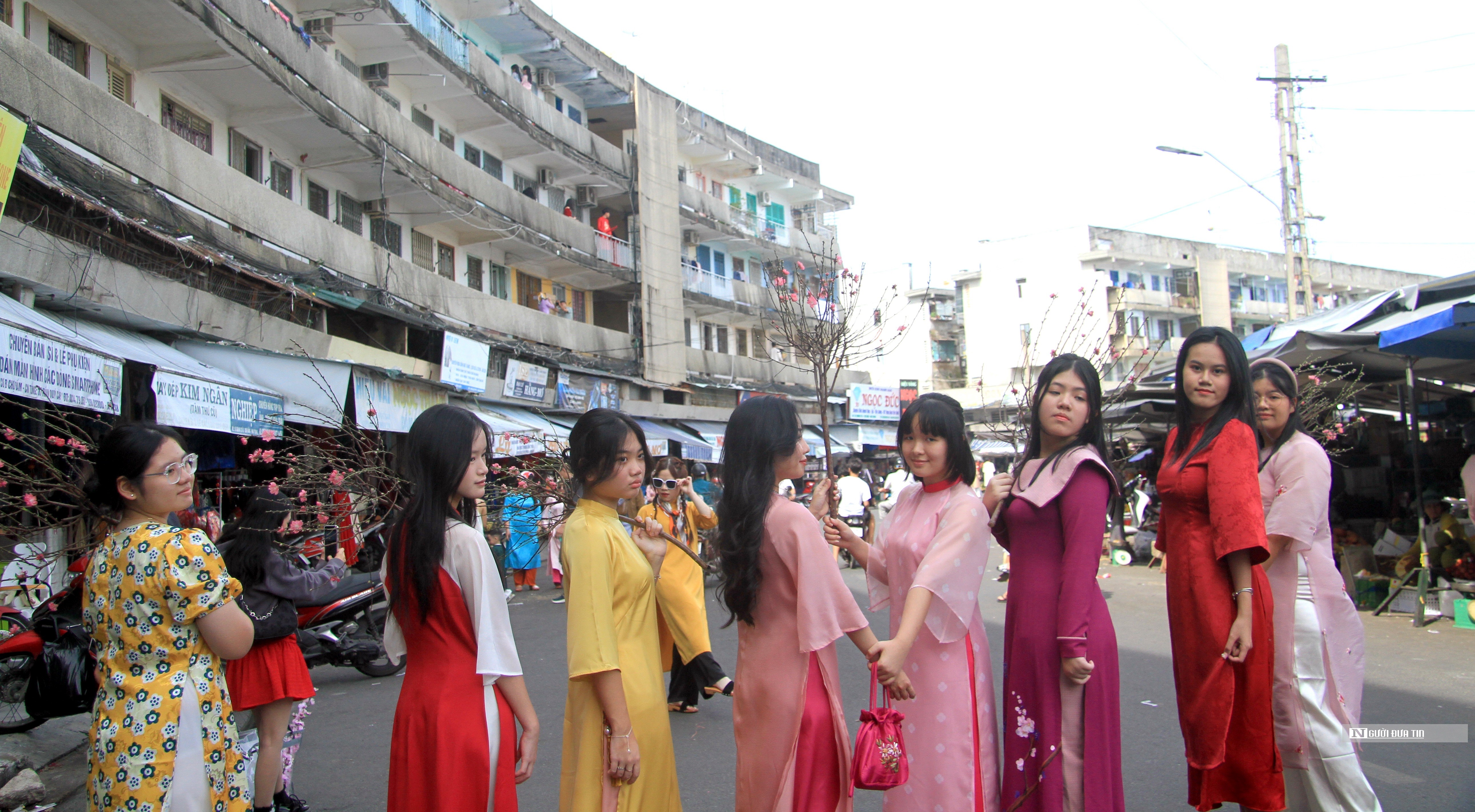 Dân sinh - Khánh Hòa: Duyên dáng những tà áo dài xuống phố đón Xuân (Hình 13).