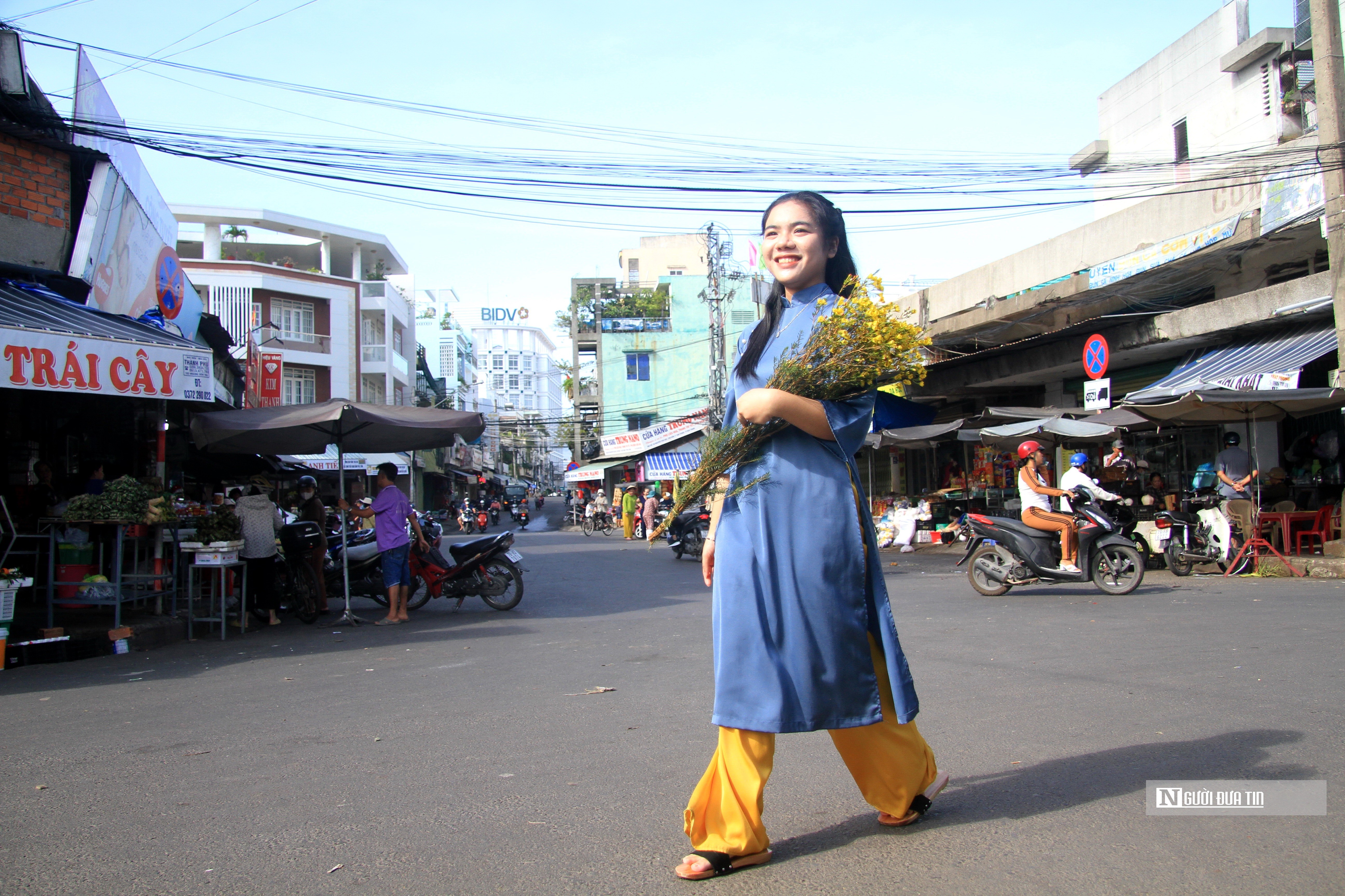 Dân sinh - Khánh Hòa: Duyên dáng những tà áo dài xuống phố đón Xuân (Hình 14).