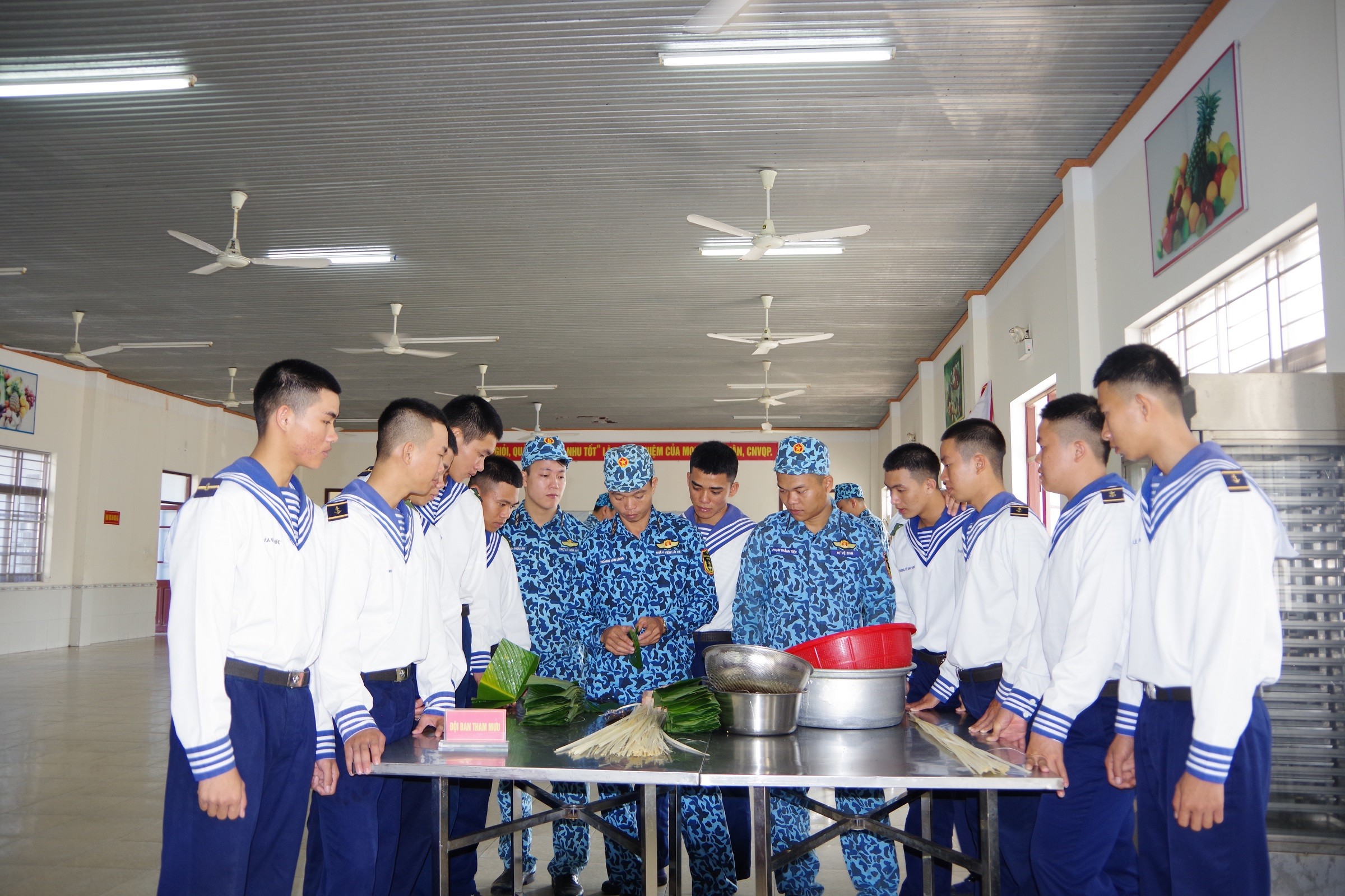 Dân sinh - Cán bộ, chiến sĩ Trung đoàn 196 Hải quân tham gia thi gói bánh chưng  (Hình 2).