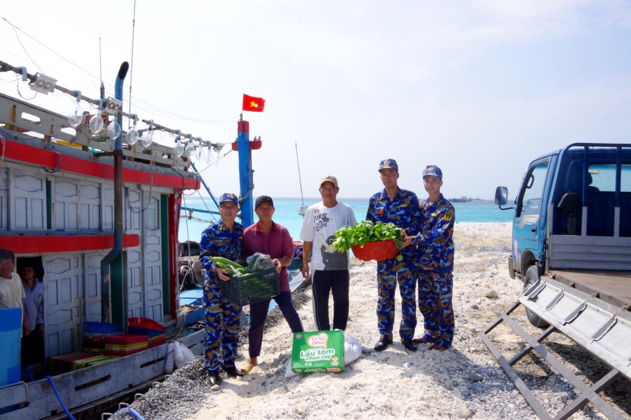 Dân sinh - Đảo Sơn Ca hỗ trợ lương thực, thực phẩm cho ngư dân tàu cá Bình Định (Hình 2).