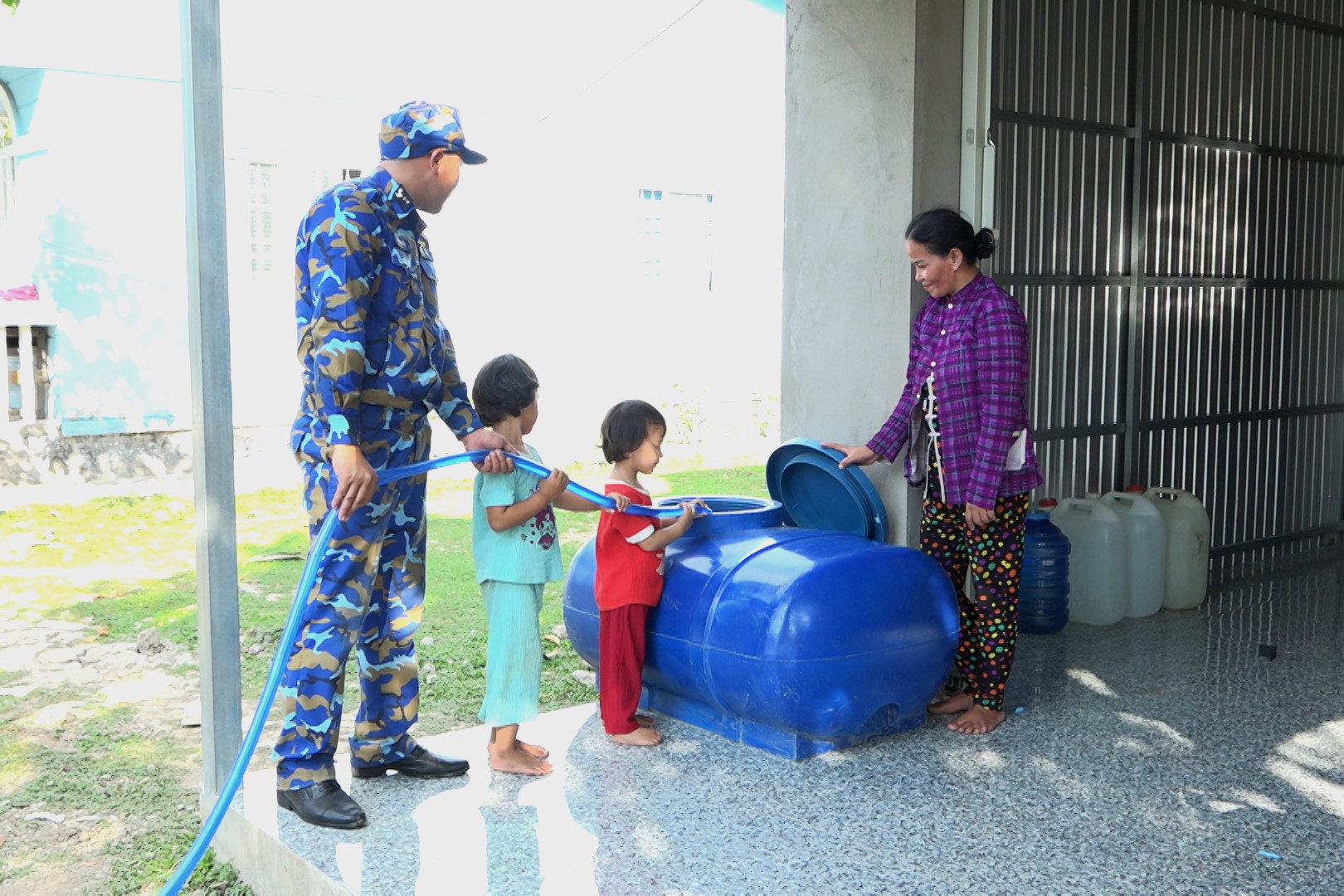 Dân sinh - Vùng 5 Hải quân điều tàu cấp nước ngọt cho người dân vùng hạn ở Cà Mau (Hình 2).