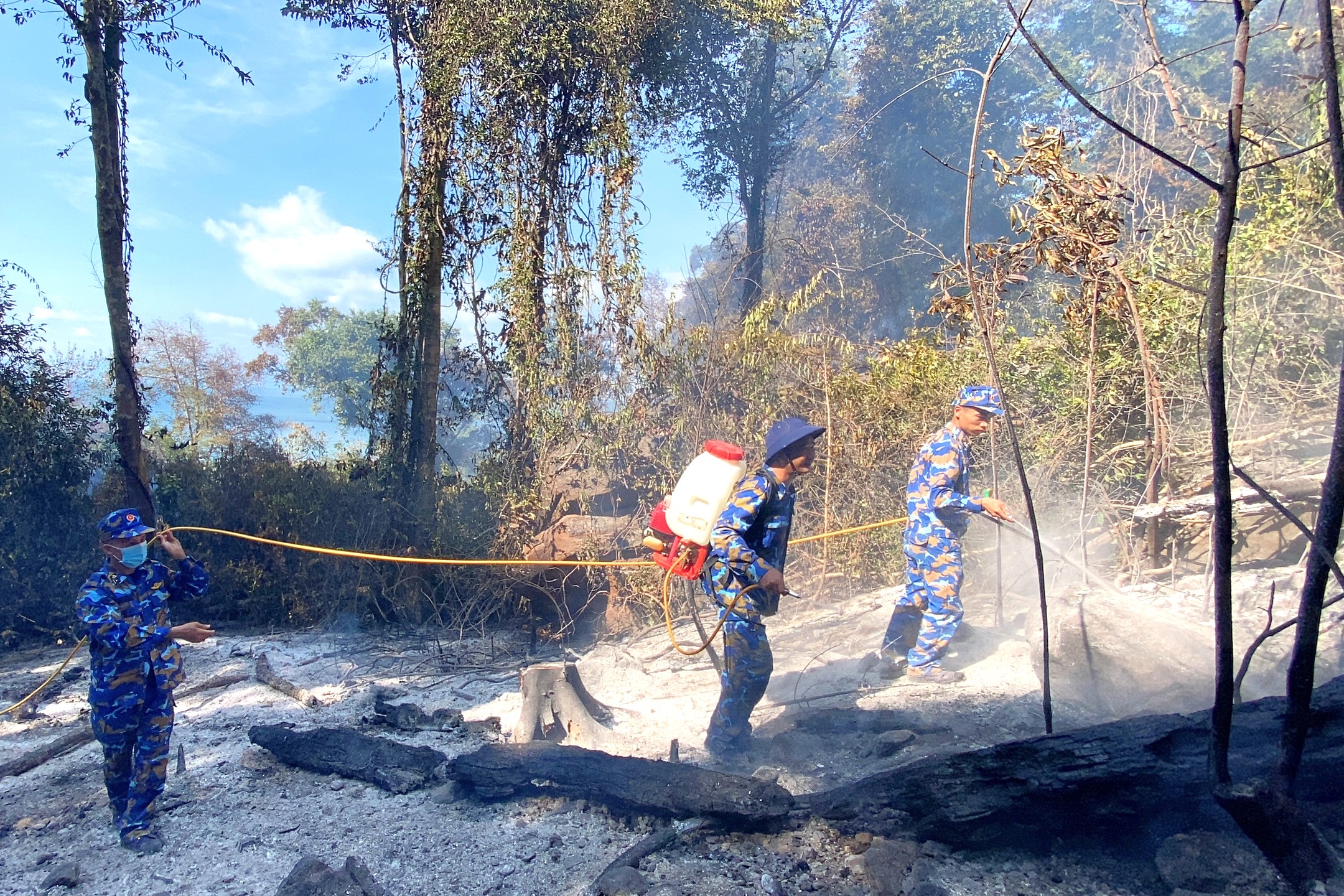 Dân sinh - Vùng 5 Hải quân tham gia chữa cháy tại bìa Vườn quốc gia Phú Quốc