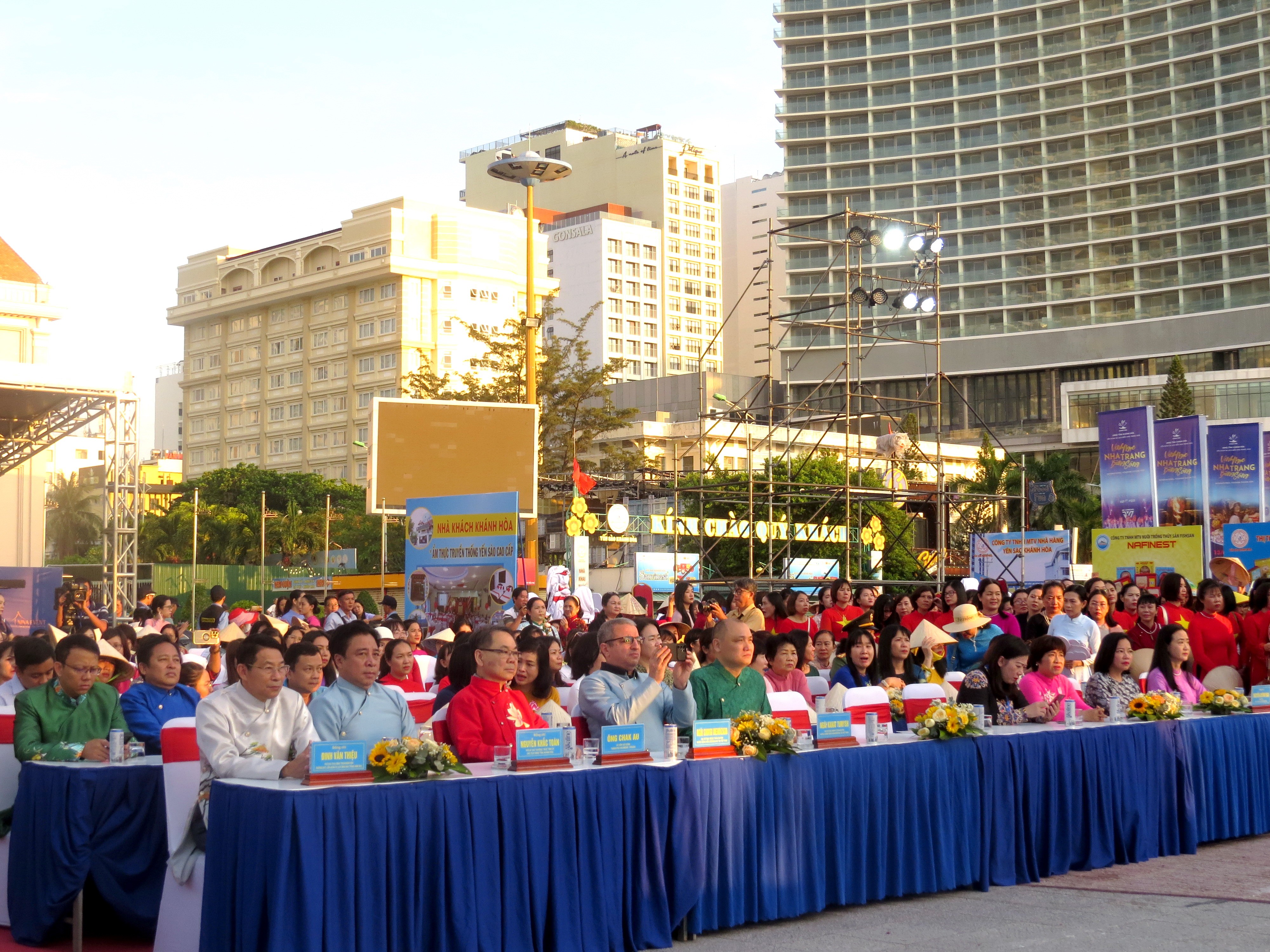 Văn hoá - Khánh Hòa: Rực rỡ sắc màu áo dài phố biển Nha Trang