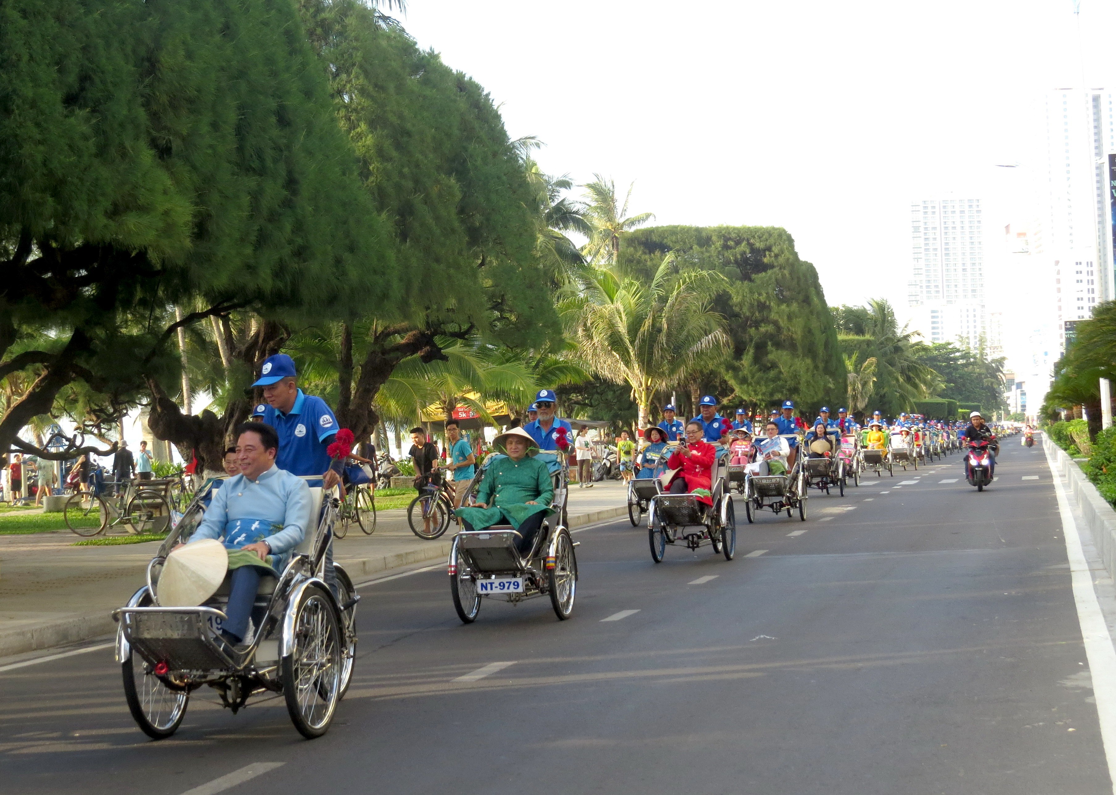 Văn hoá - Khánh Hòa: Rực rỡ sắc màu áo dài phố biển Nha Trang (Hình 4).