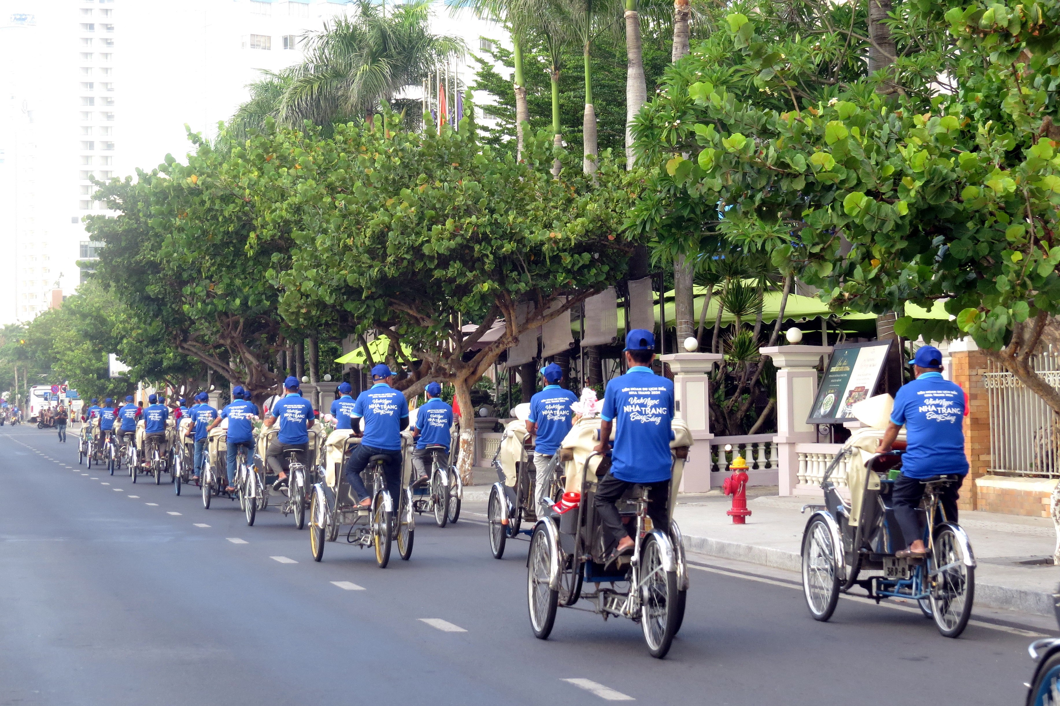 Văn hoá - Khánh Hòa: Rực rỡ sắc màu áo dài phố biển Nha Trang (Hình 6).